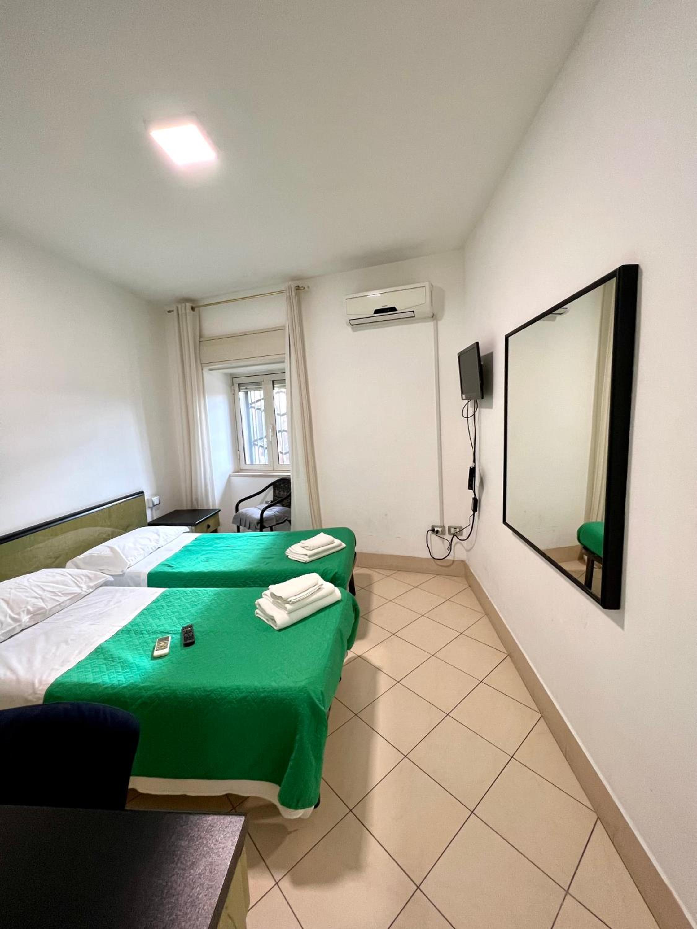Twin Room - Photo 9