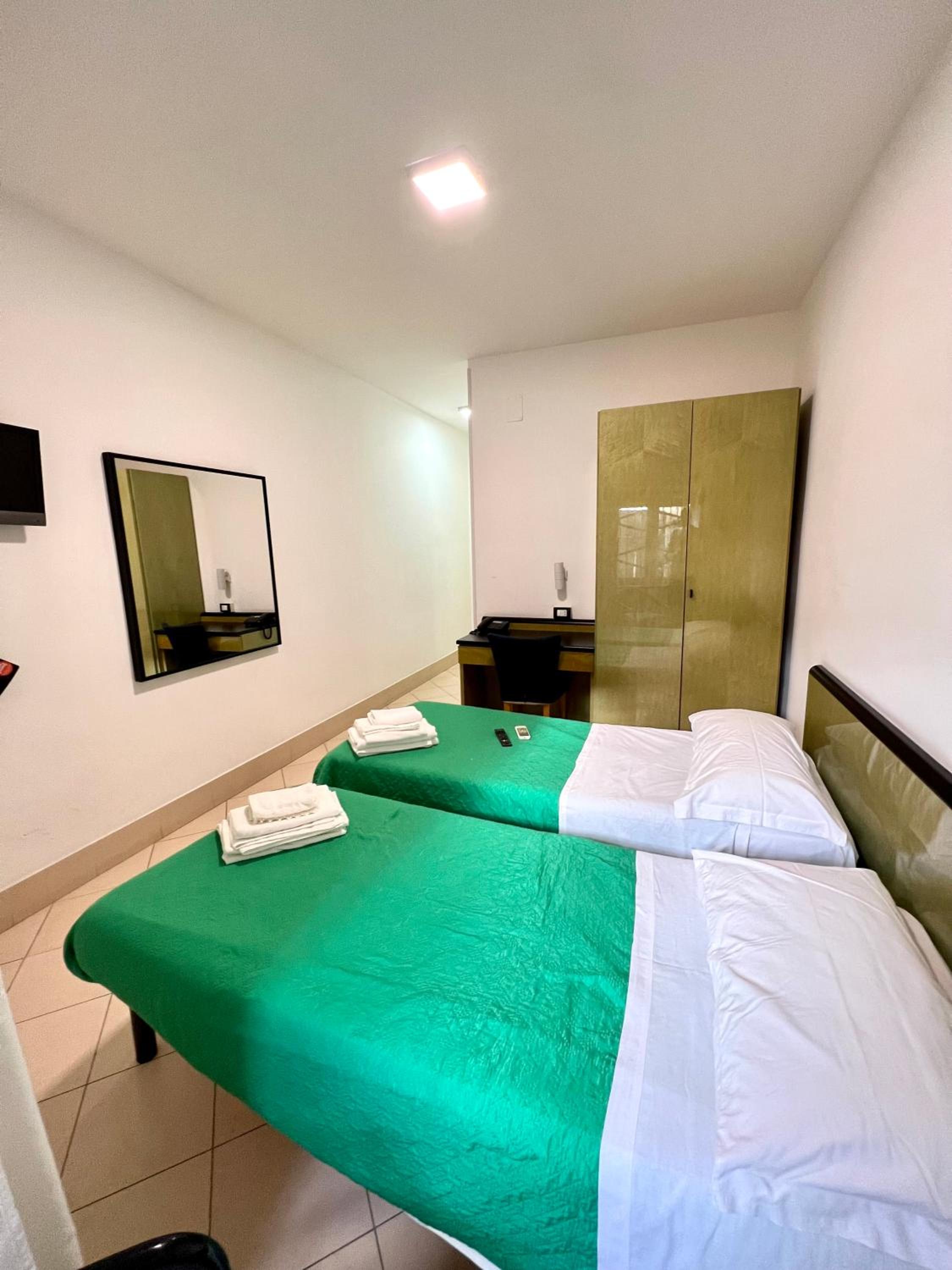 Twin Room - Photo 10