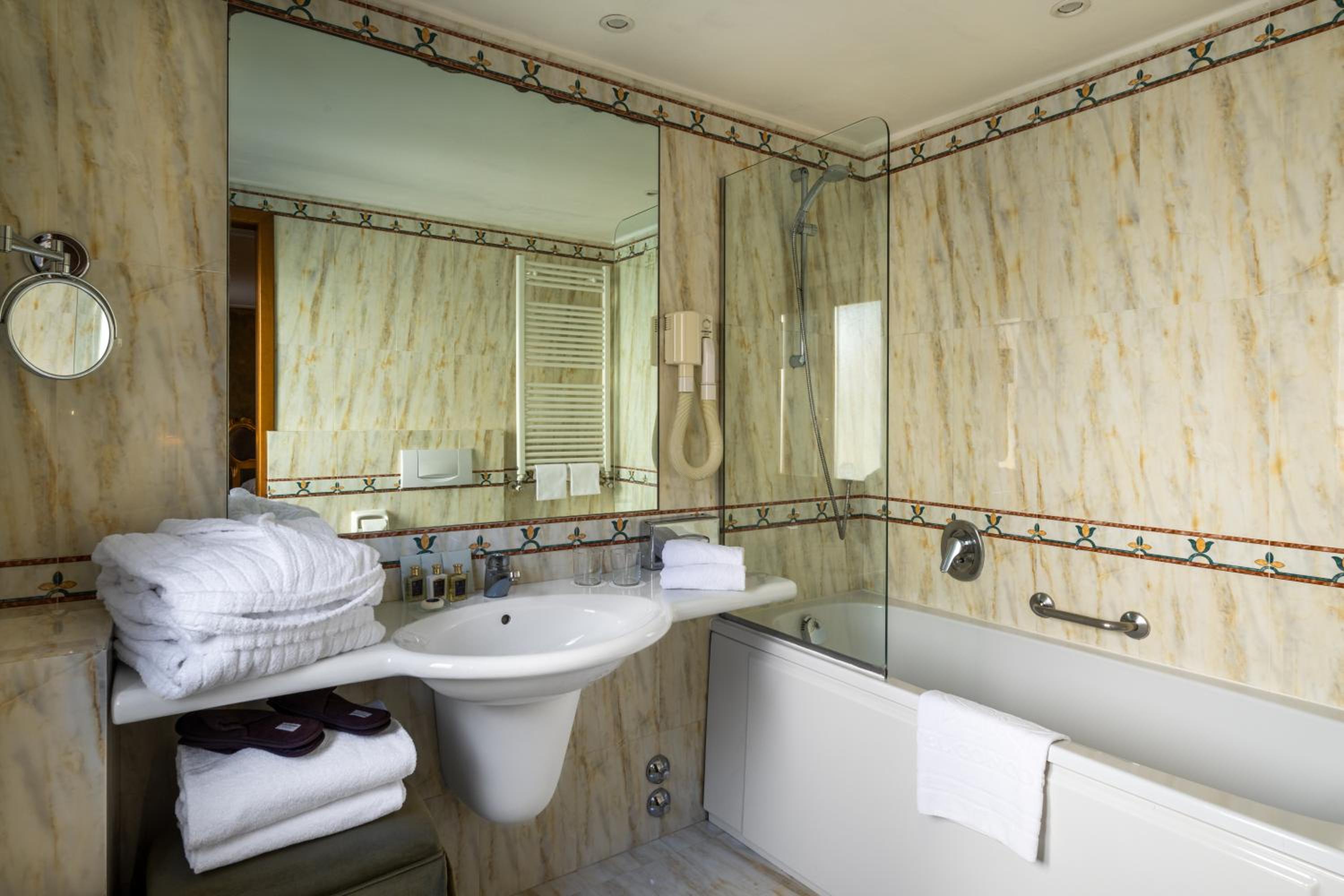 Superior Double Room thumbnail 6