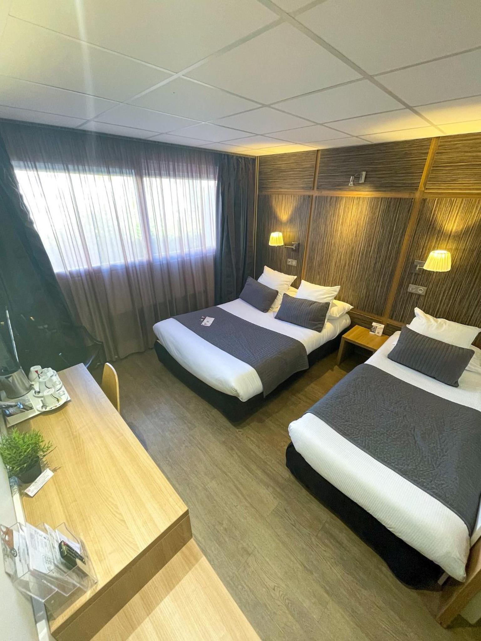 Standard Triple Room view court - Photo 4