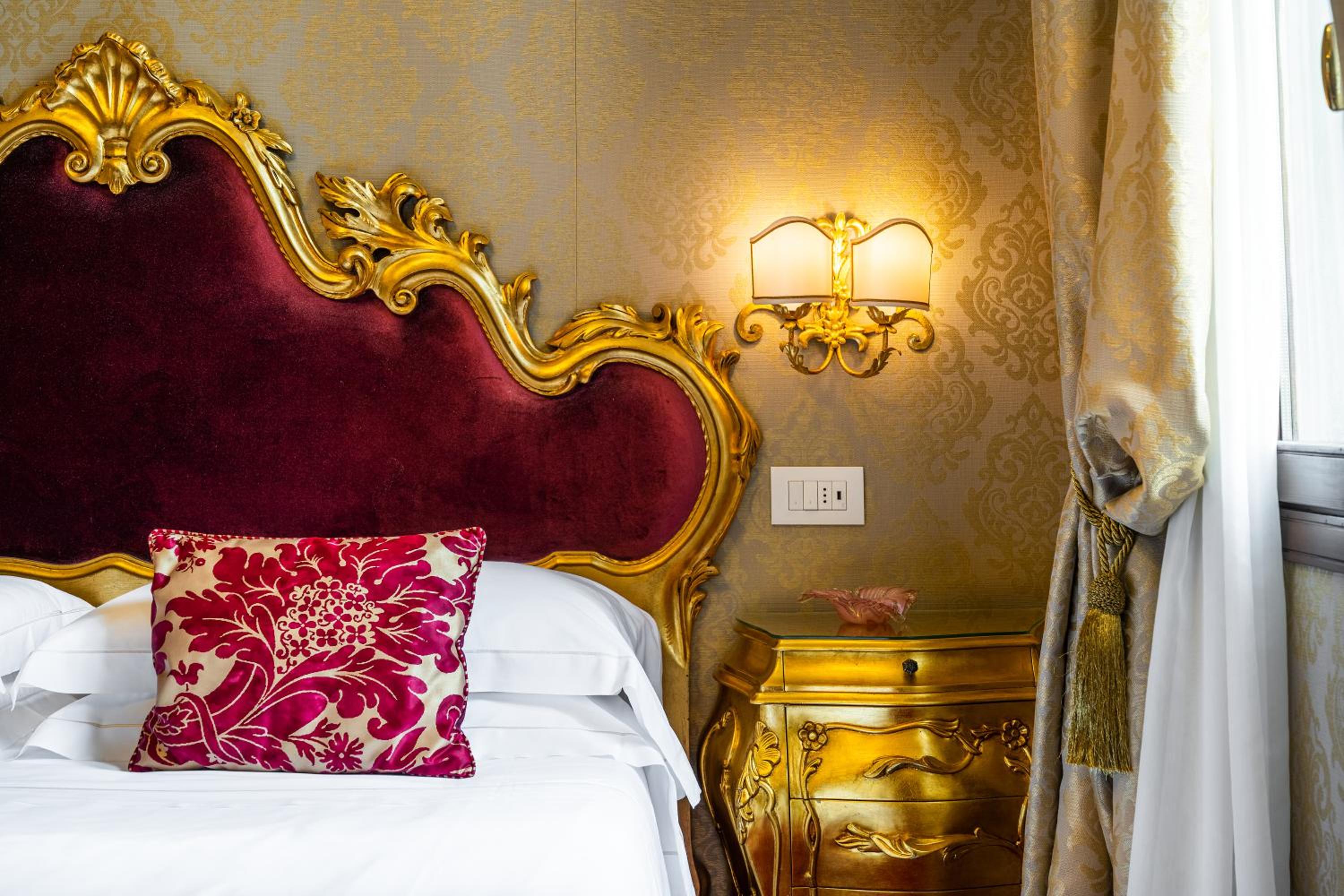 Superior Double Room with San Marco View thumbnail 5