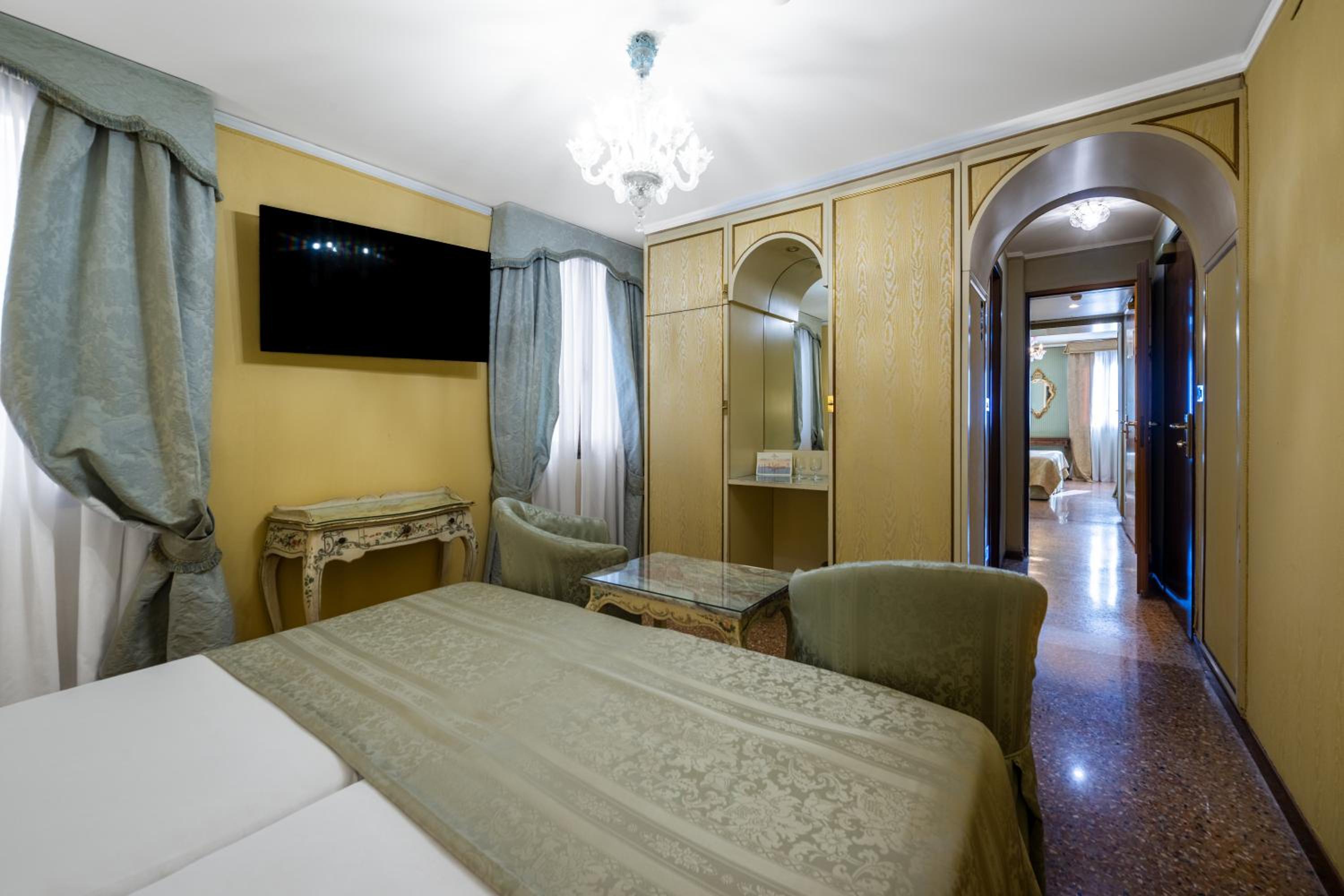 Suite with San Marco View thumbnail 6