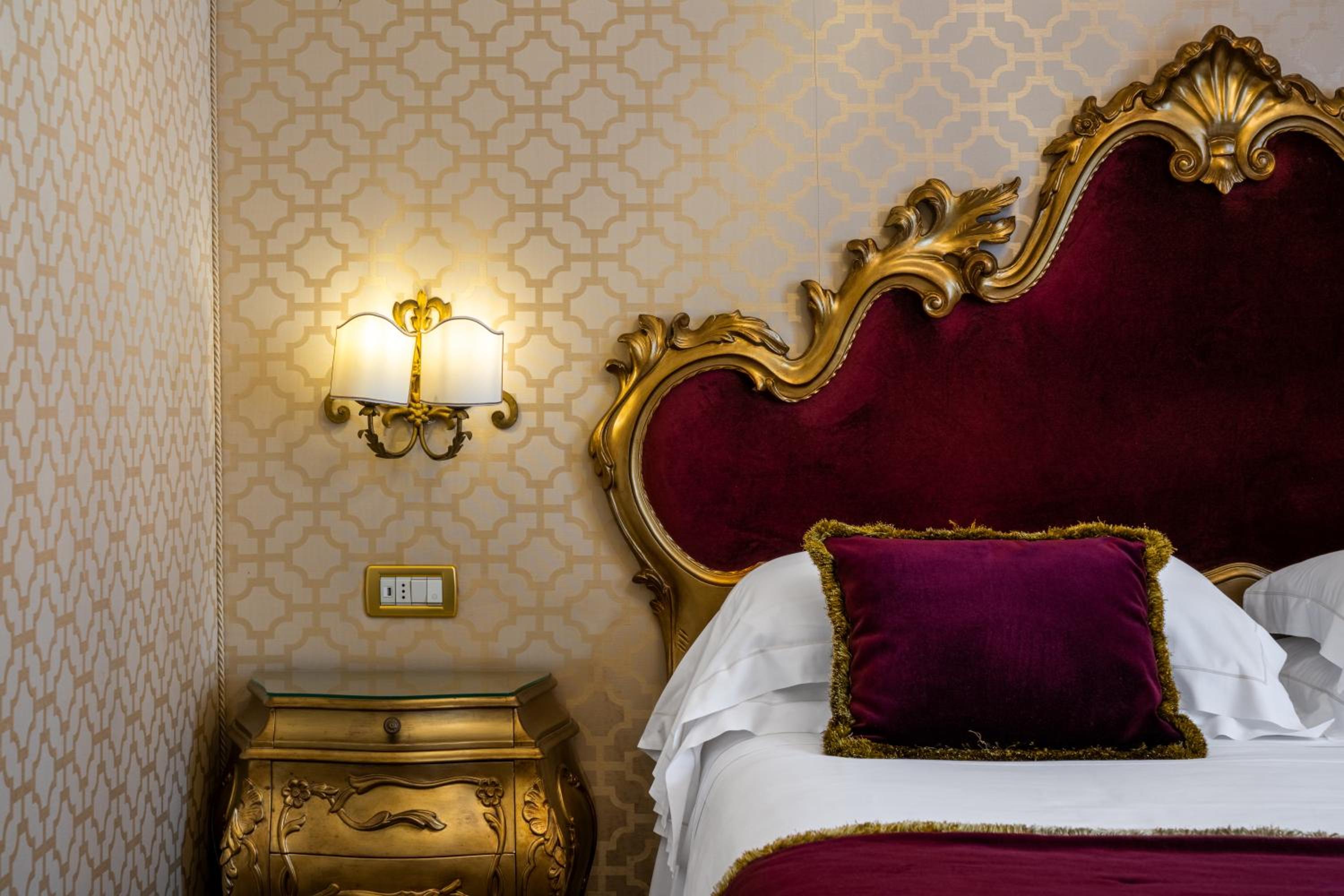 Classic Double Room thumbnail 5