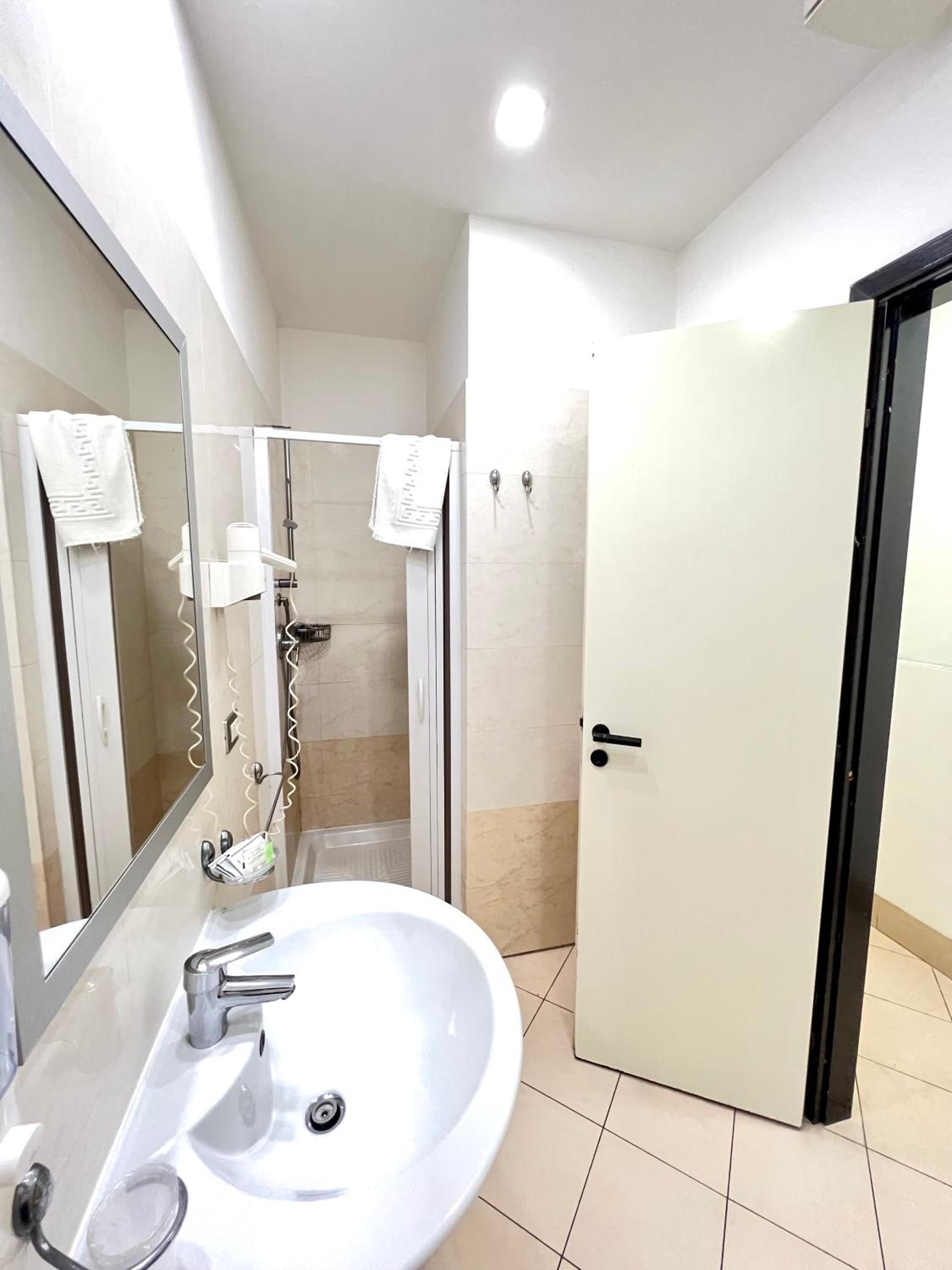 Standard Double Room - Photo 2