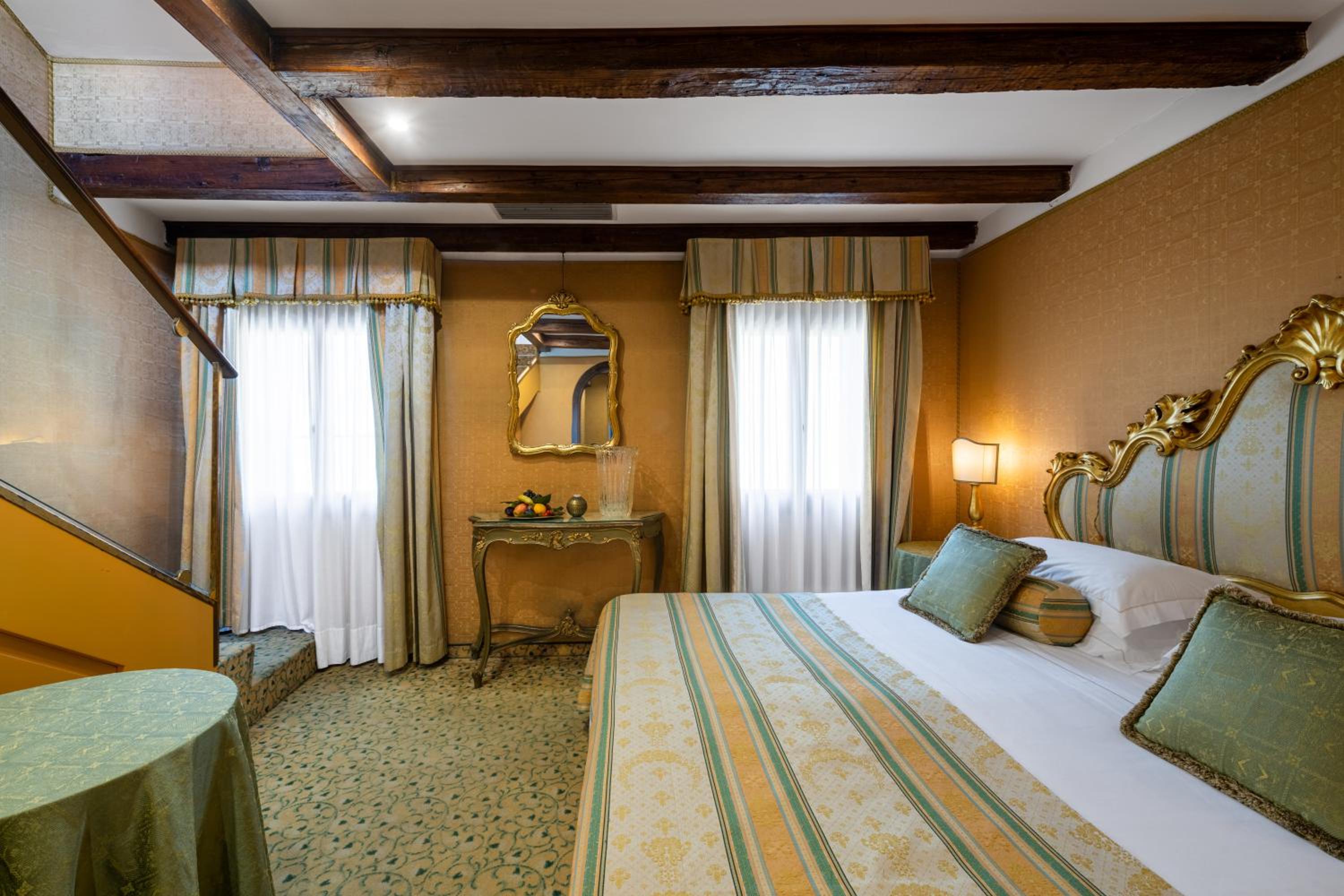 Suite with Terrace and San Marco View thumbnail 5