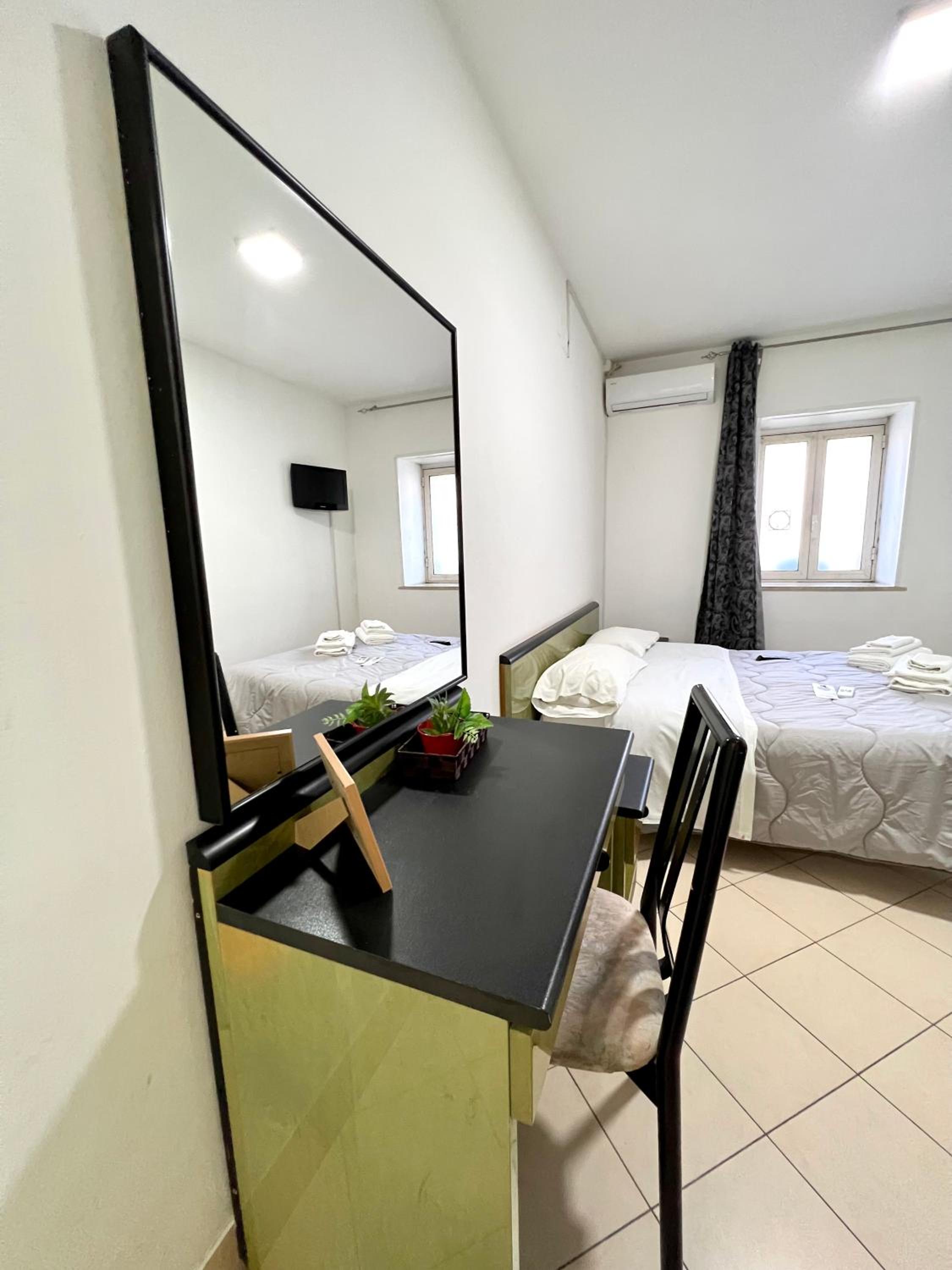 Standard Double Room - Photo 11
