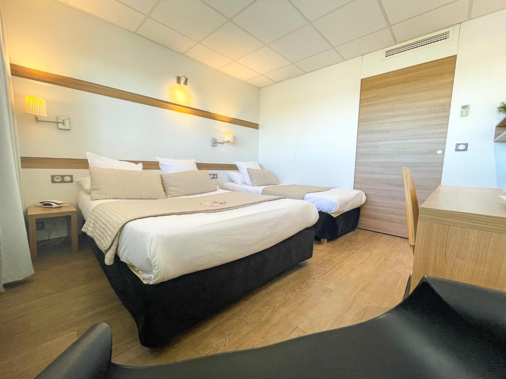 Premium Triple Room with pool view - Photo 1