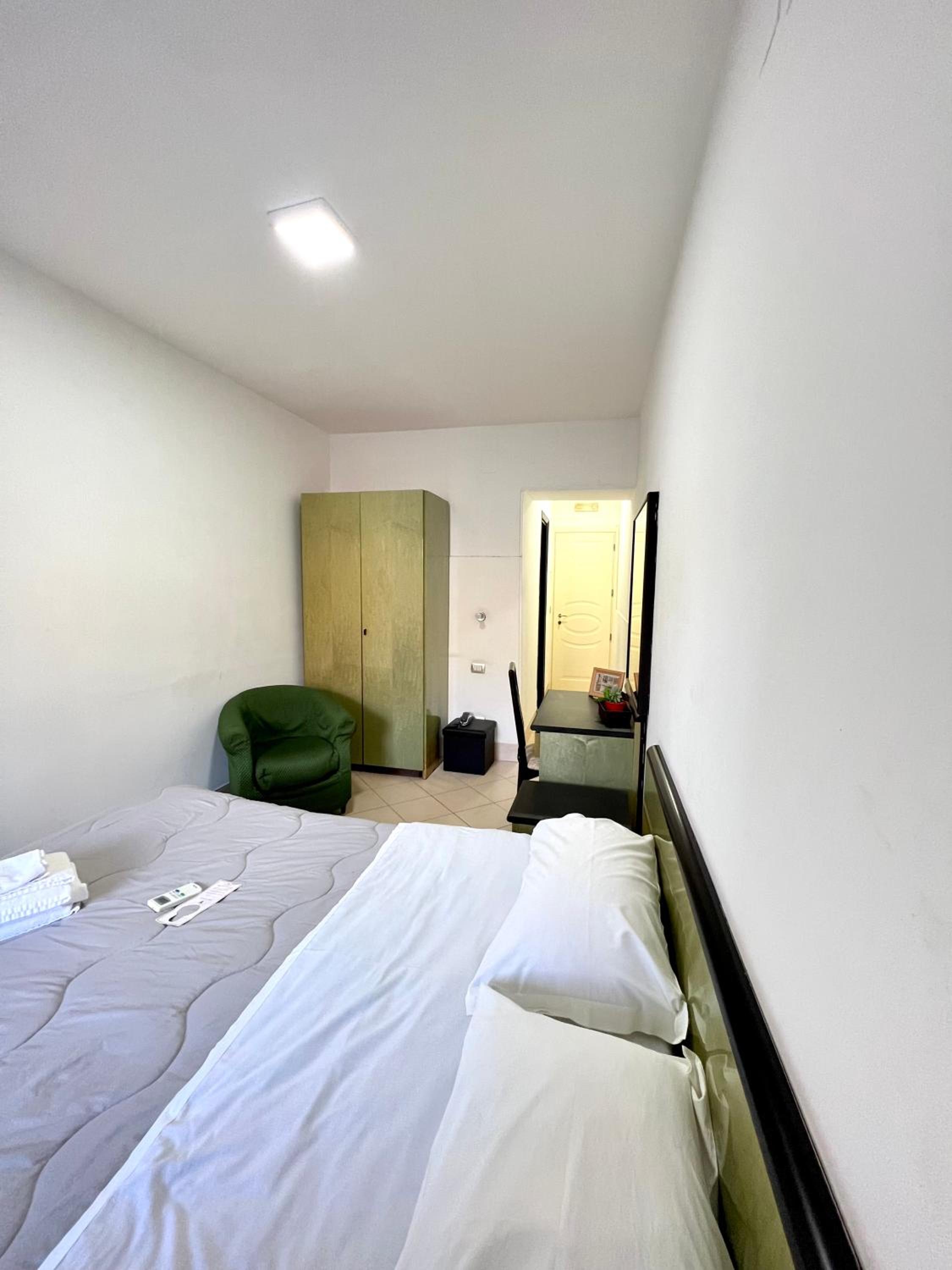 Standard Double Room - Photo 10