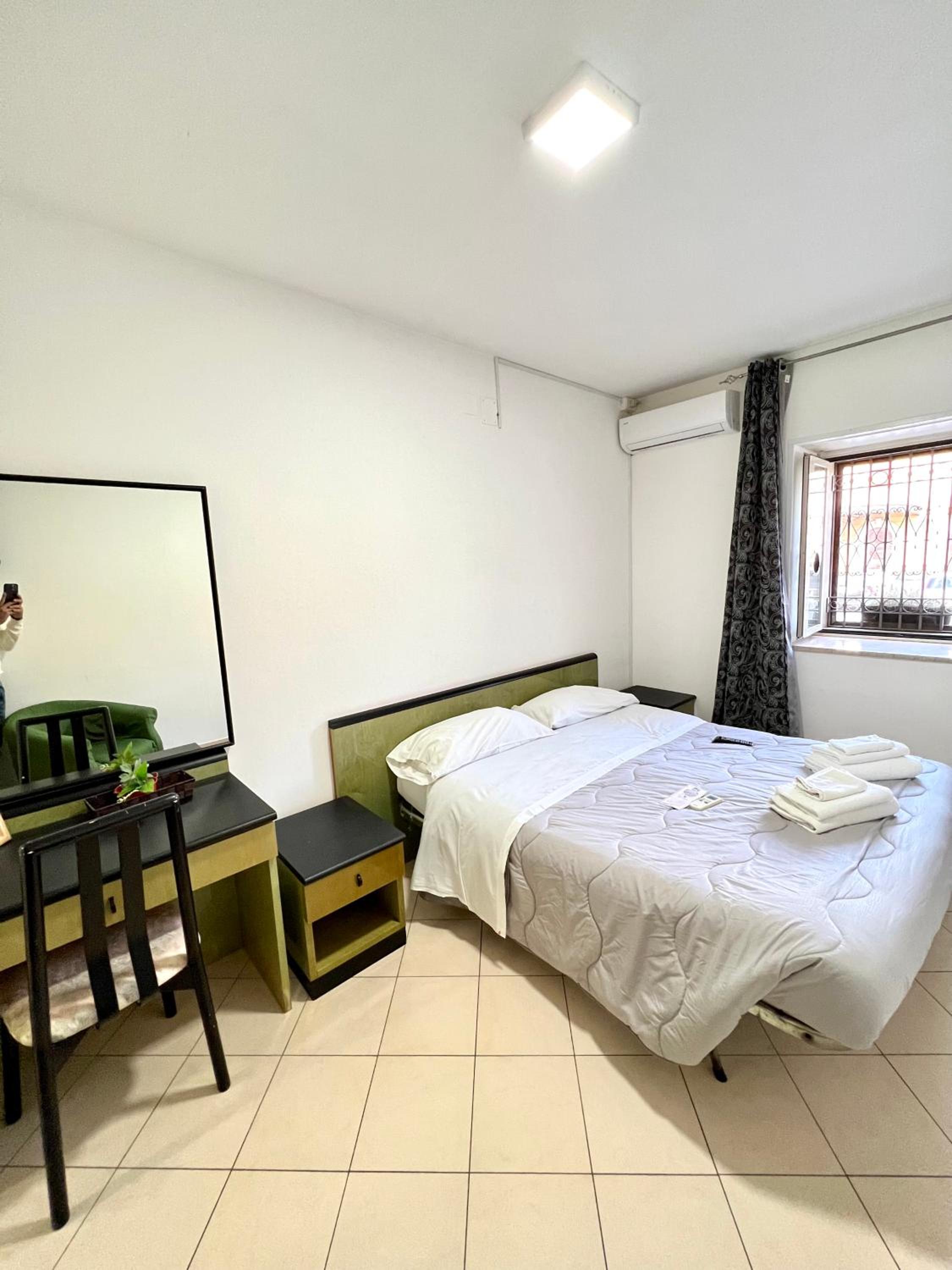 Standard Double Room - Photo 9