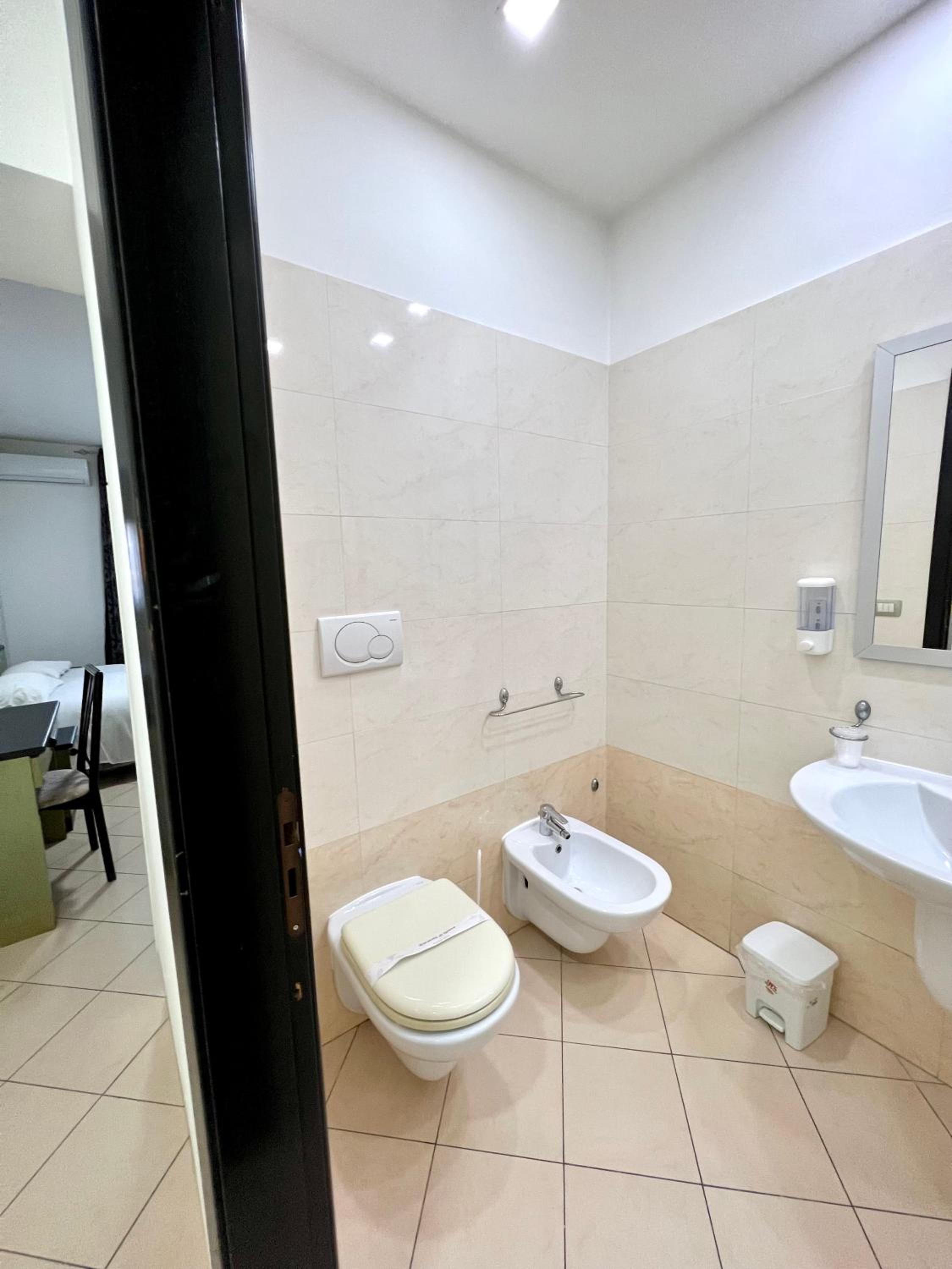 Standard Double Room - Photo 8