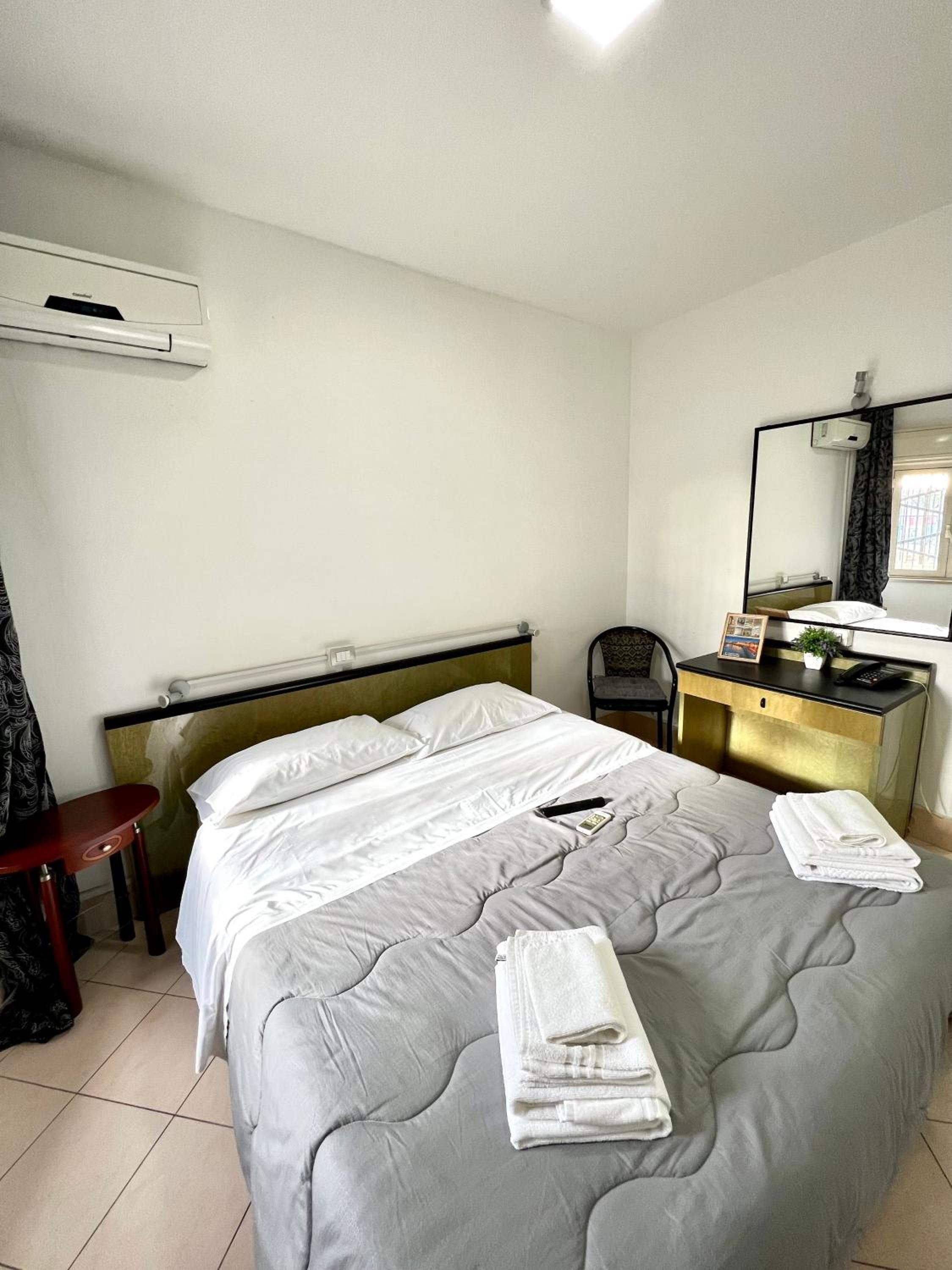 Standard Double Room - Photo 13
