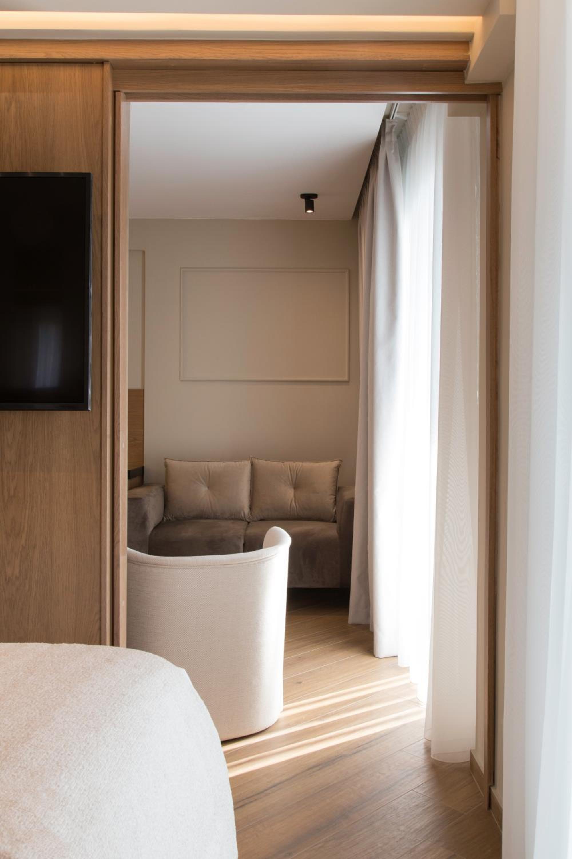 Deluxe Suite with Sea View - Photo 19