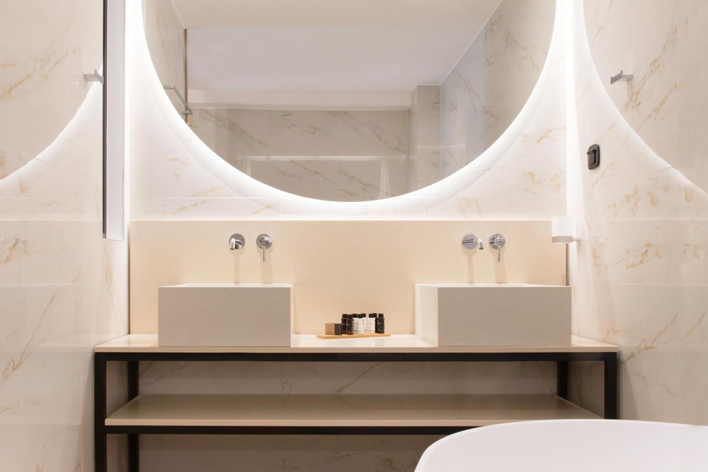 Deluxe Suite with Sea View - Photo 15