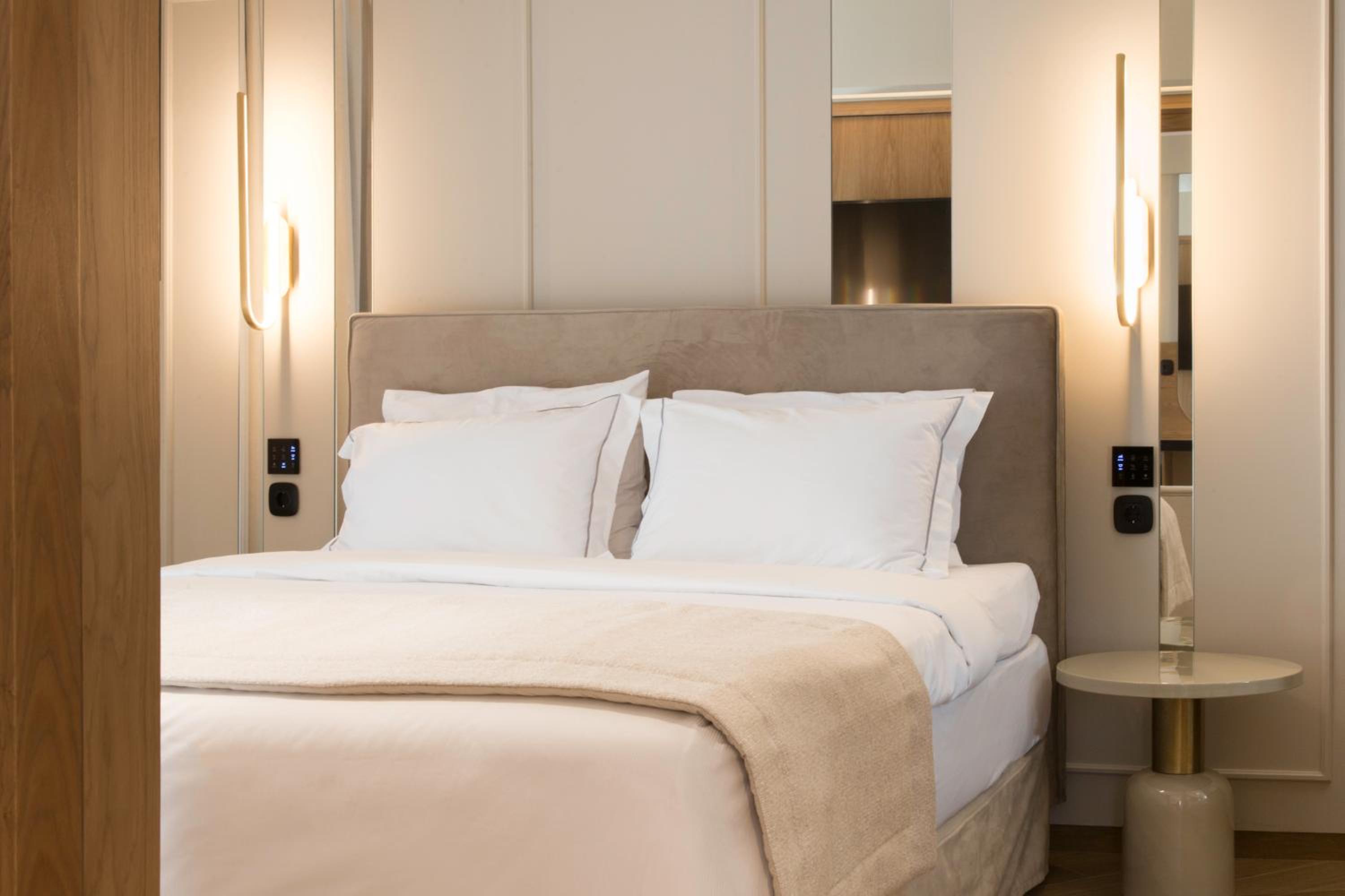 Deluxe Suite with Sea View - Photo 17