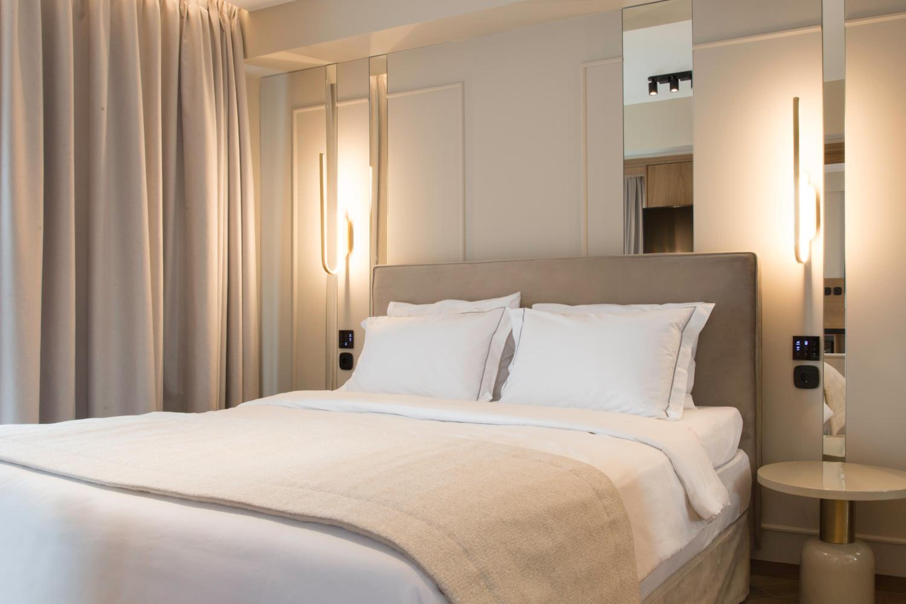 Deluxe Suite with Sea View - Photo 33