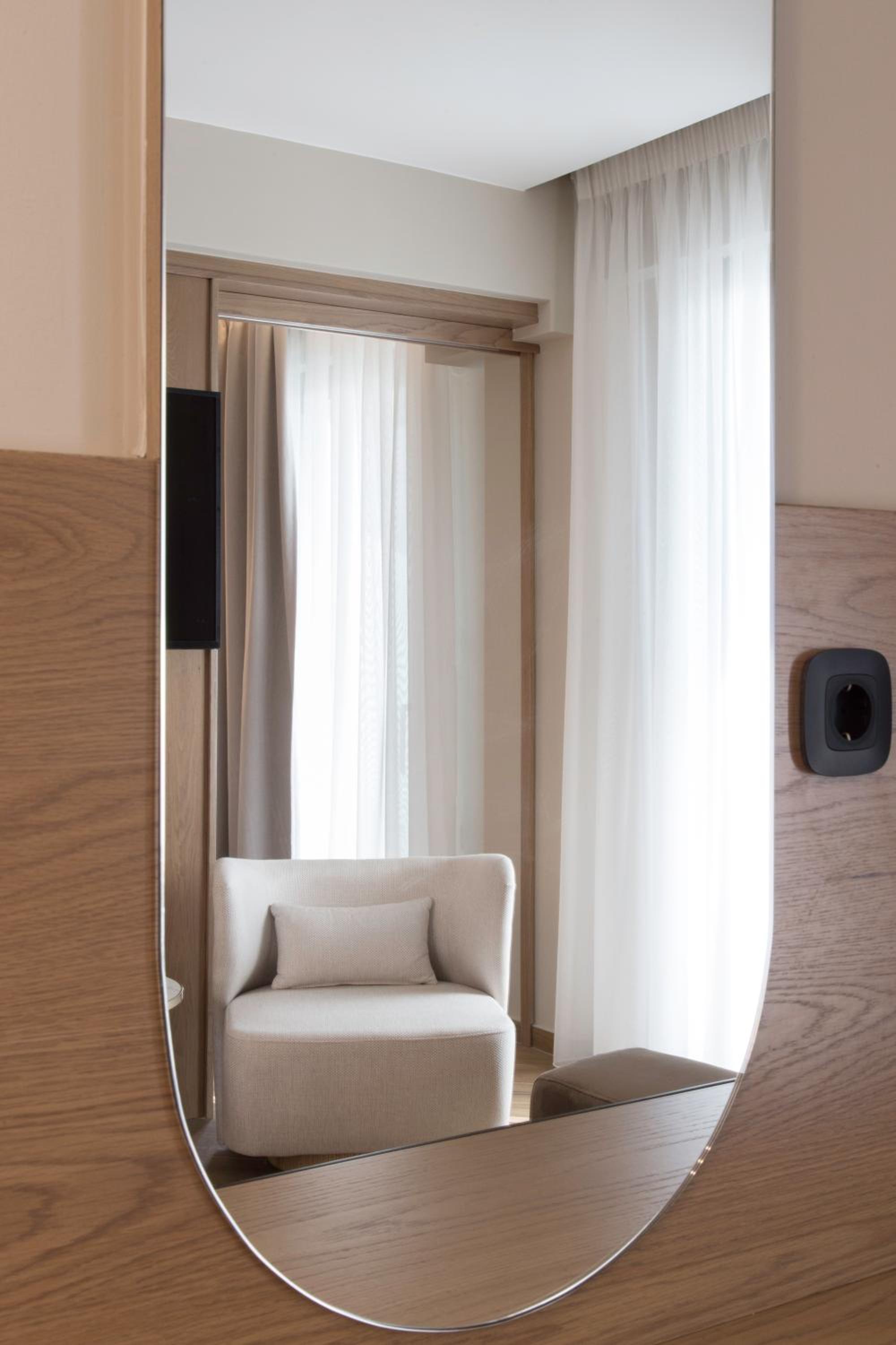Deluxe Suite with Sea View - Photo 20