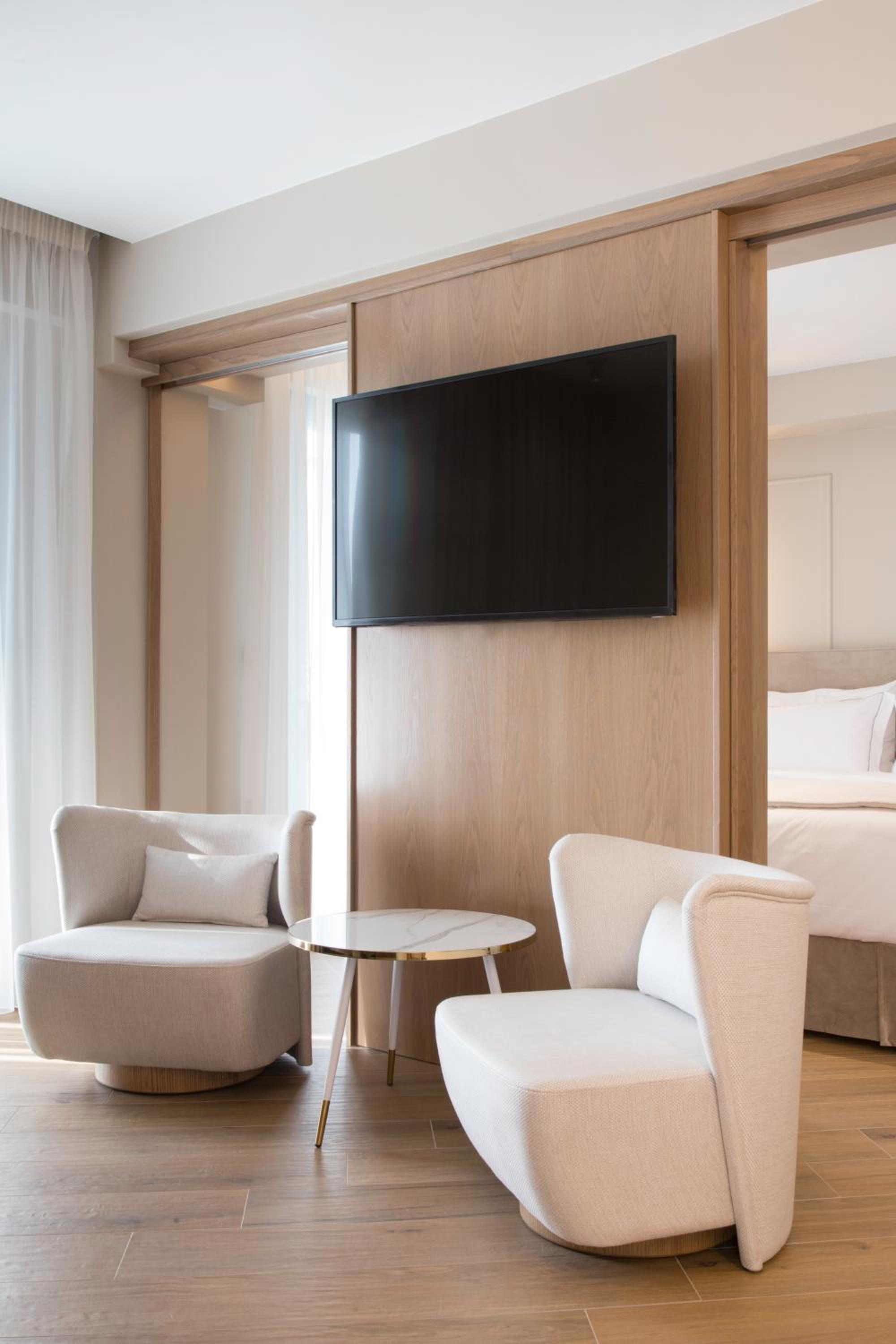 Deluxe Suite with Sea View - Photo 22