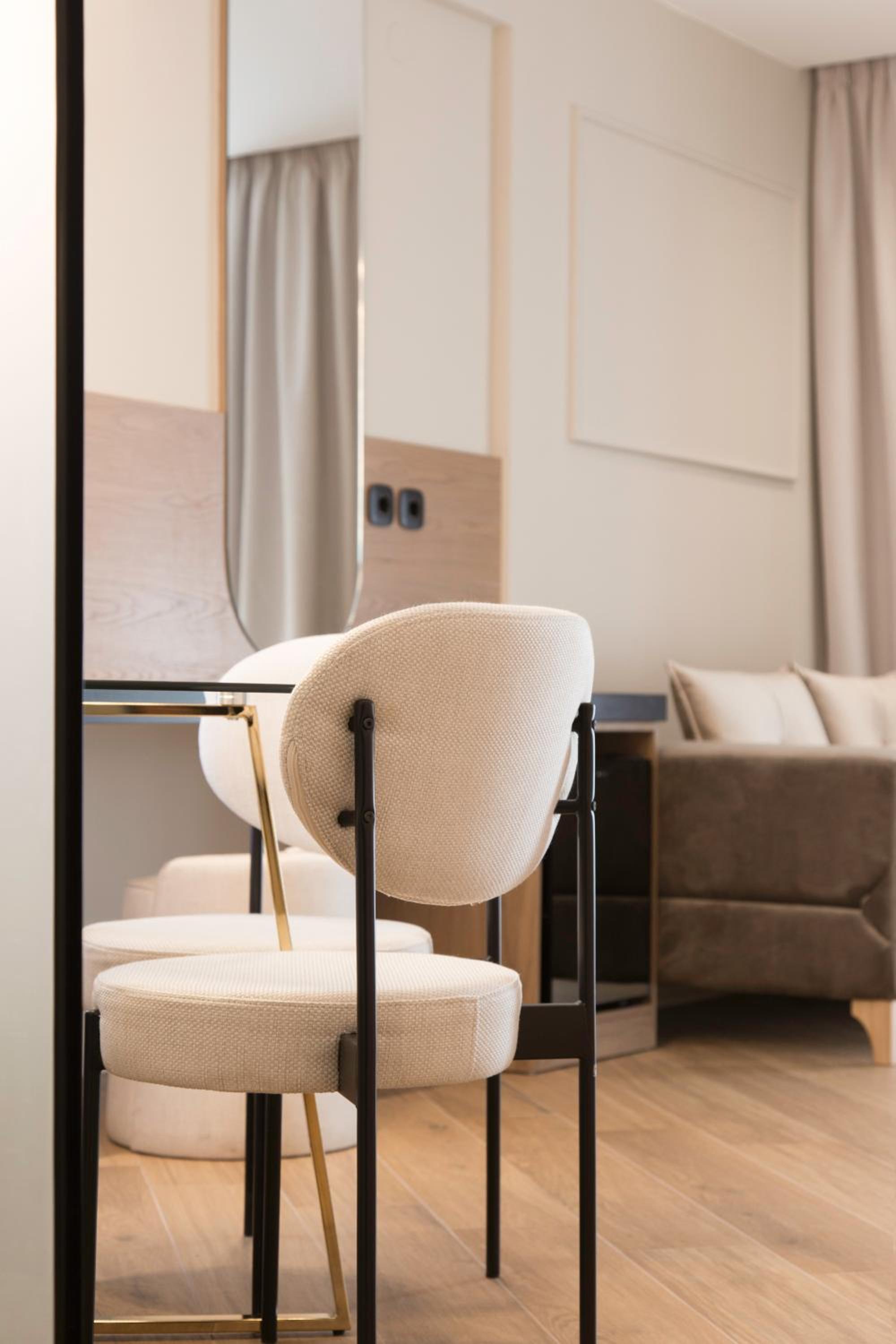 Deluxe Suite with Sea View - Photo 25