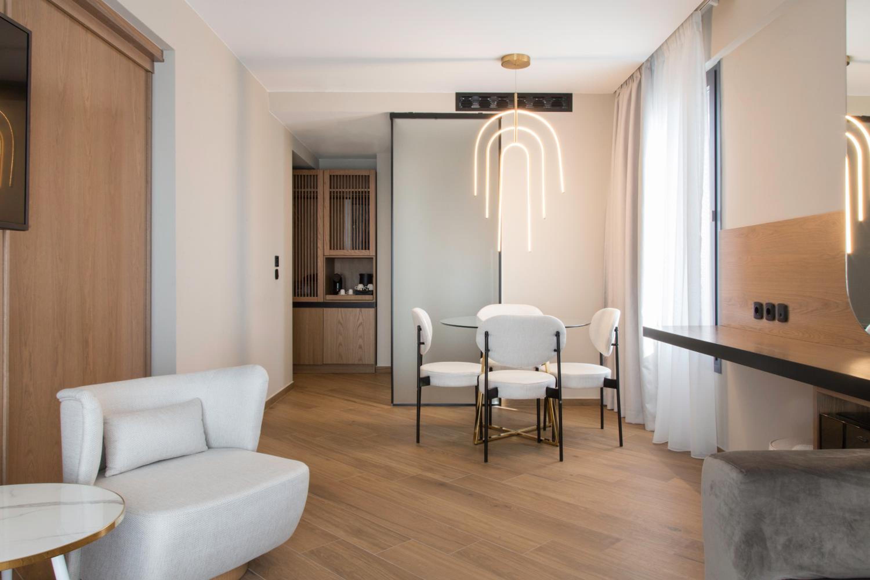 Deluxe Suite with Sea View - Photo 28