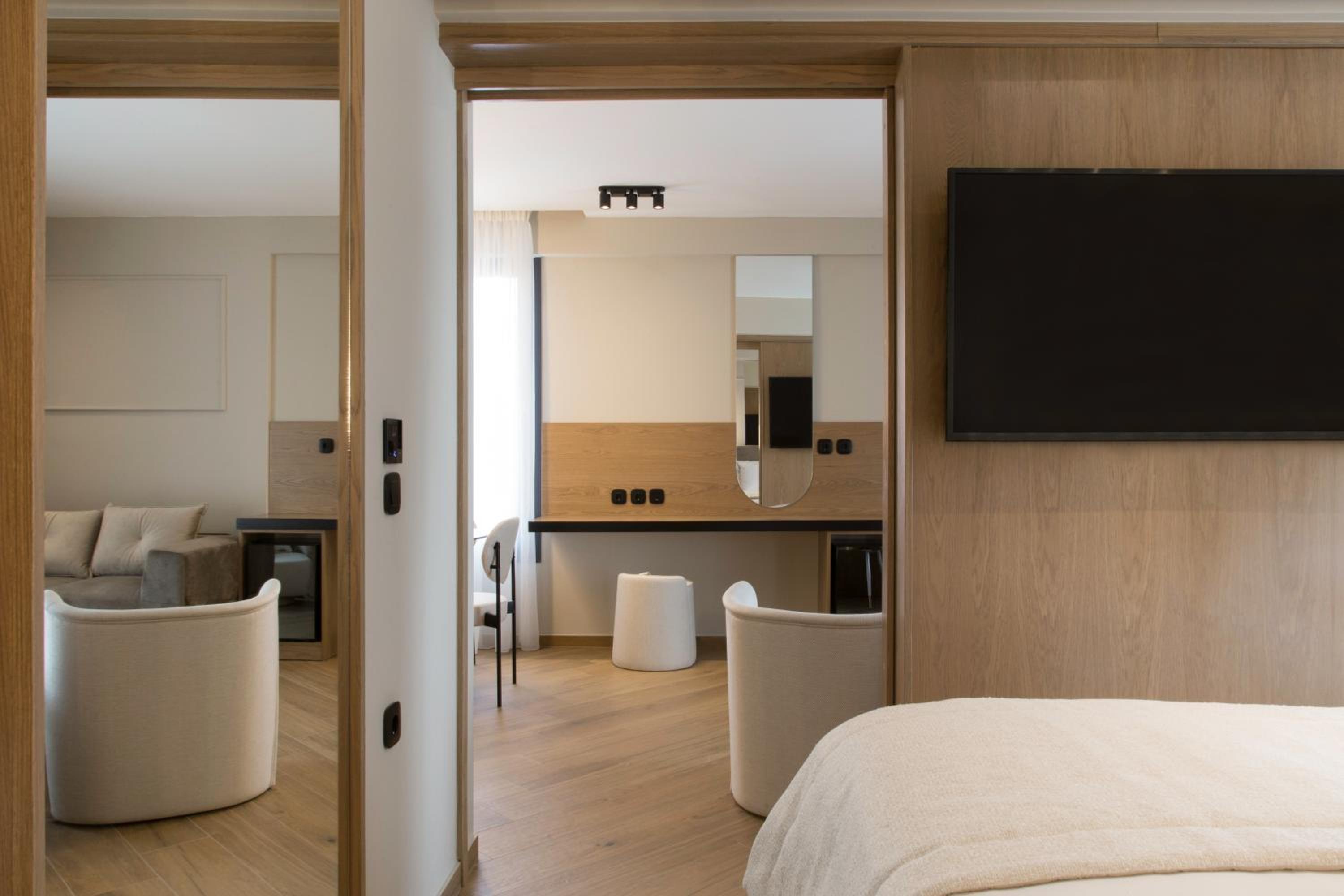 Deluxe Suite with Sea View - Photo 30