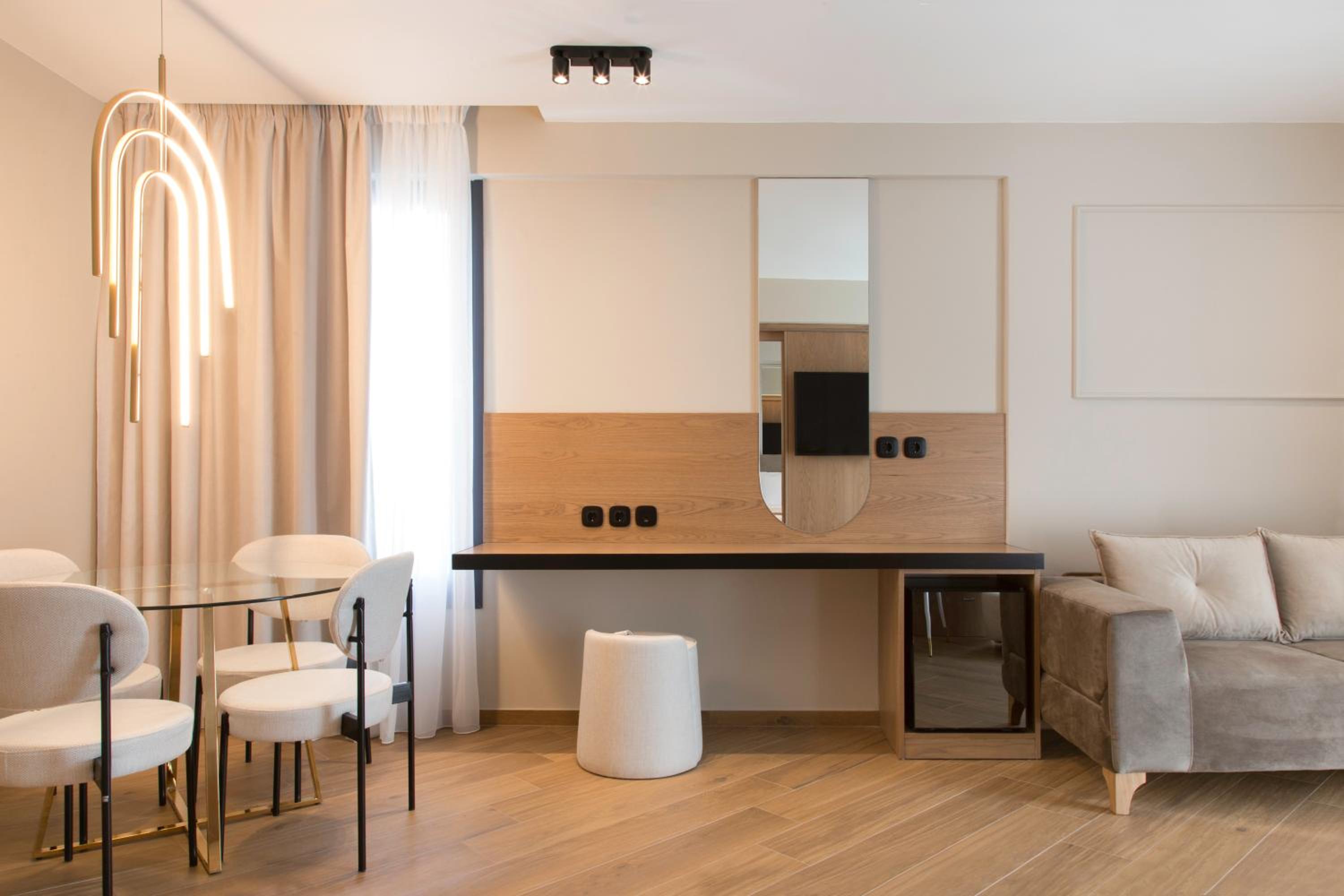 Deluxe Suite with Sea View - Photo 29