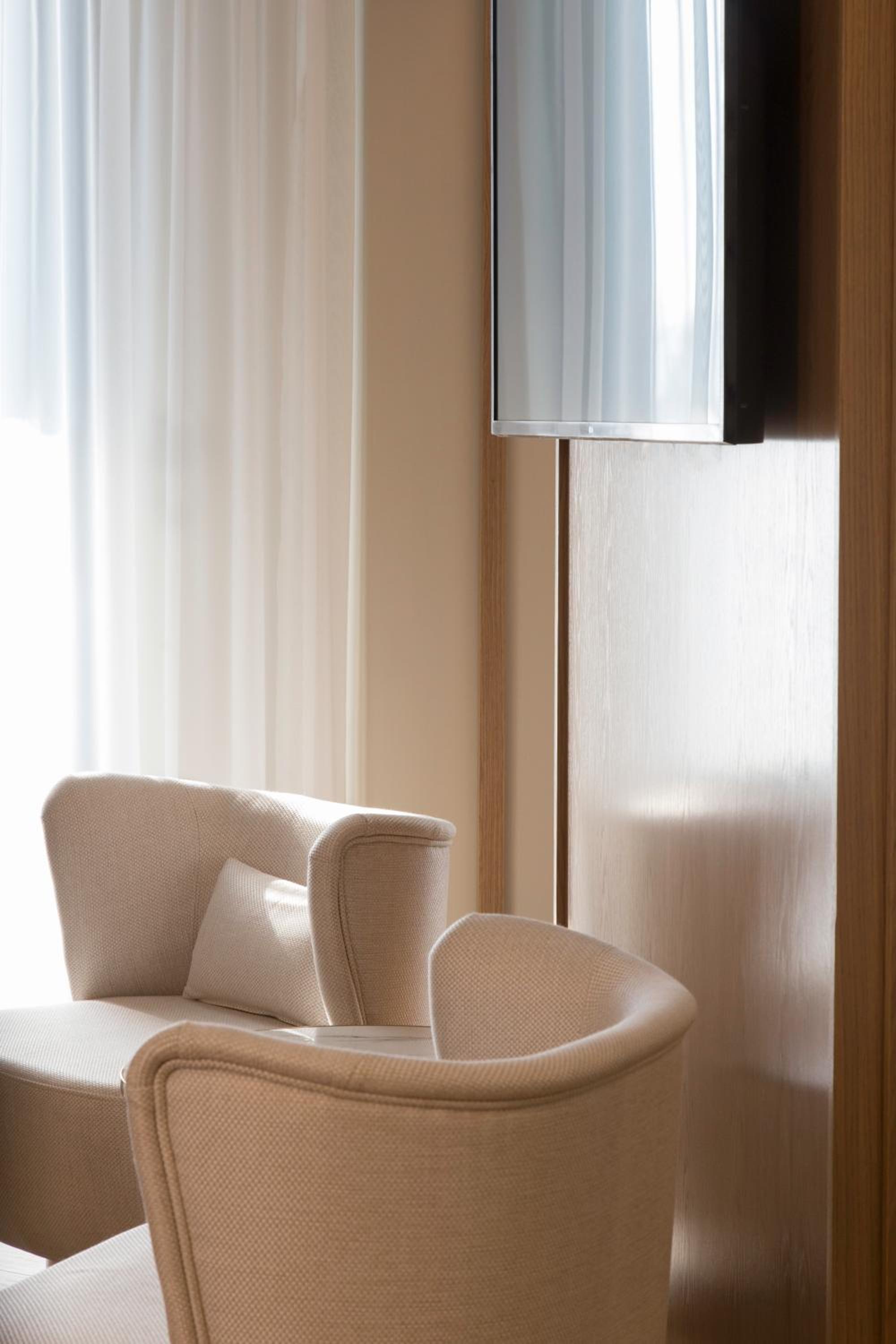 Deluxe Suite with Sea View - Photo 21