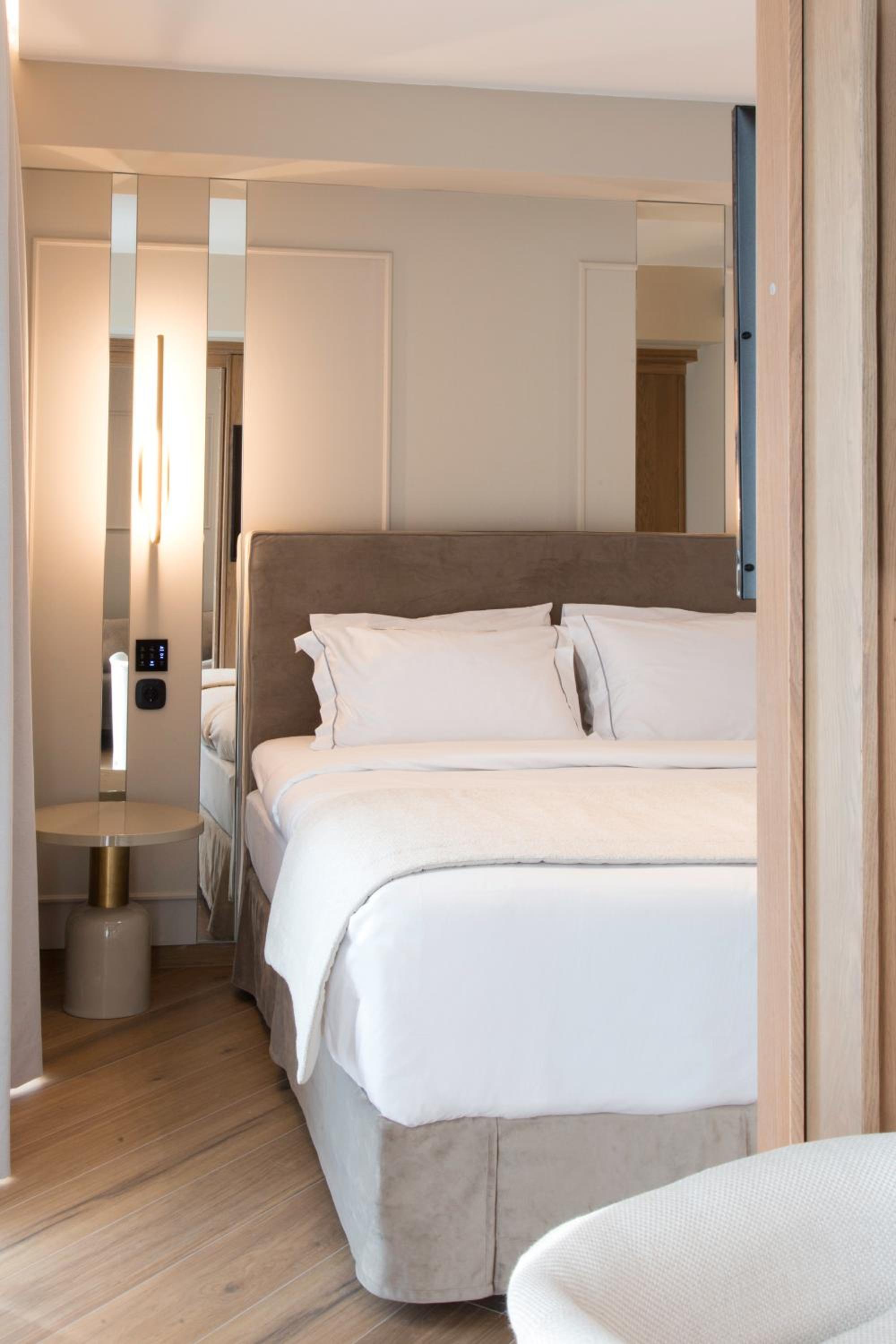 Deluxe Suite with Sea View - Photo 32