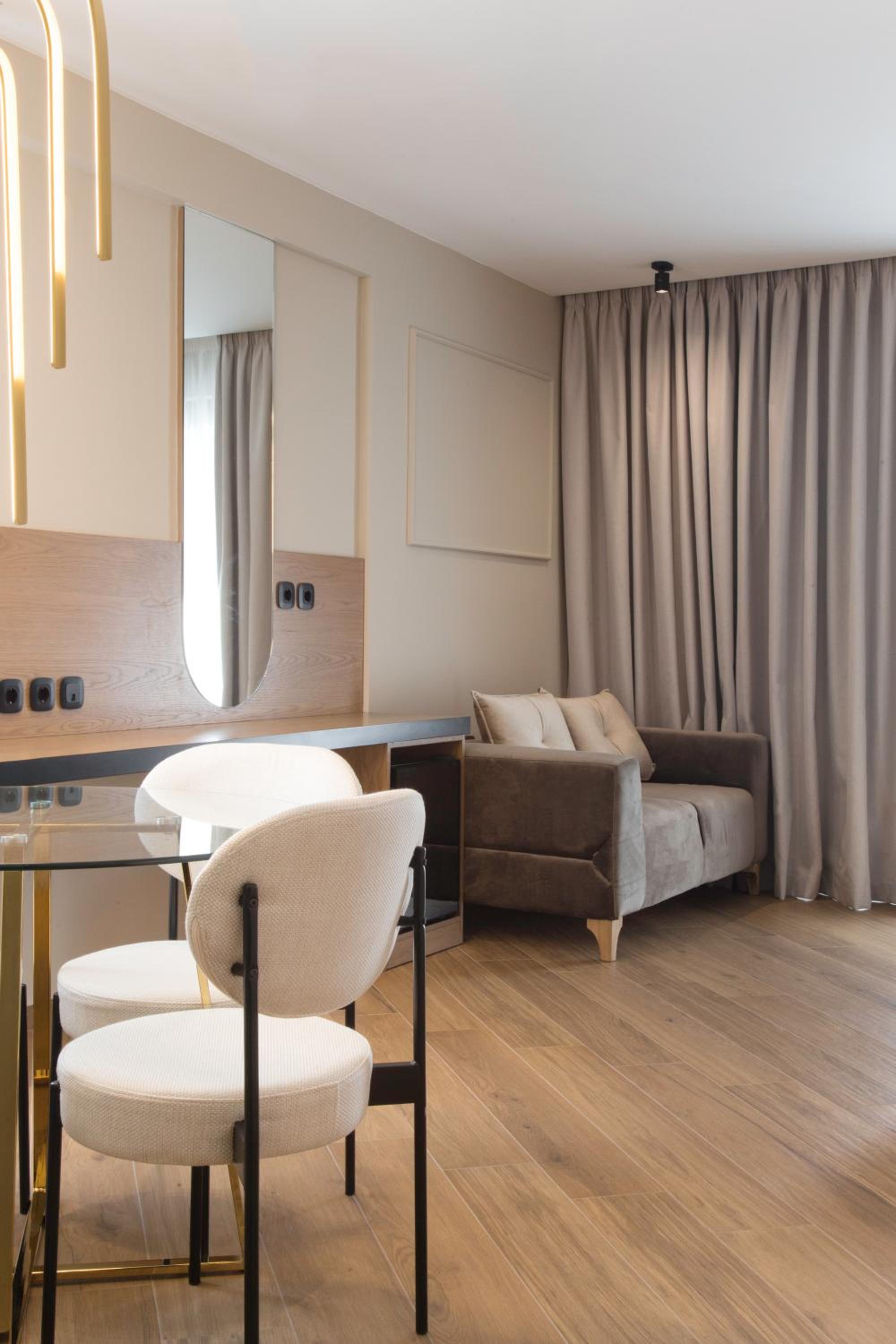 Deluxe Suite with Sea View - Photo 18