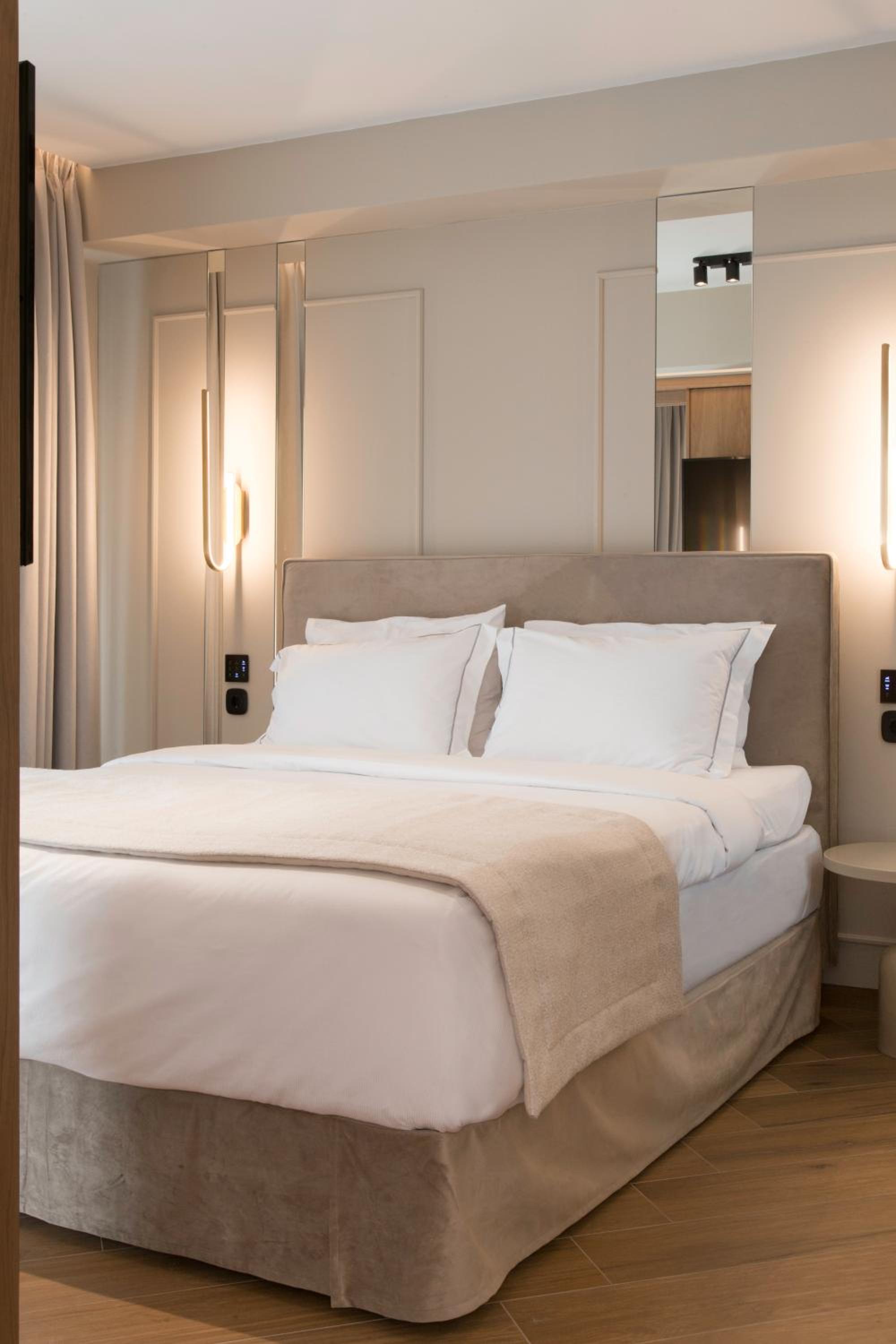Deluxe Suite with Sea View - Photo 1