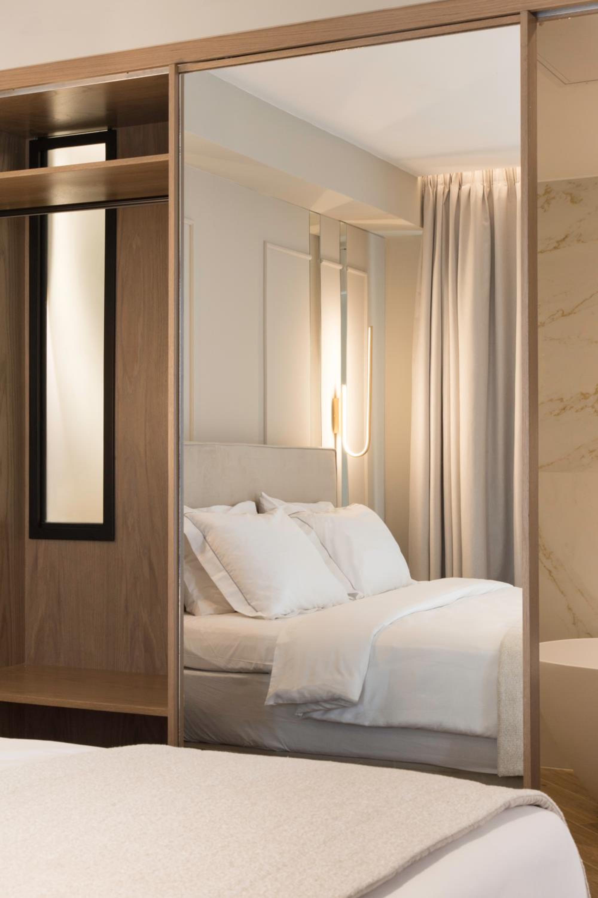 Deluxe Suite with Sea View - Photo 31