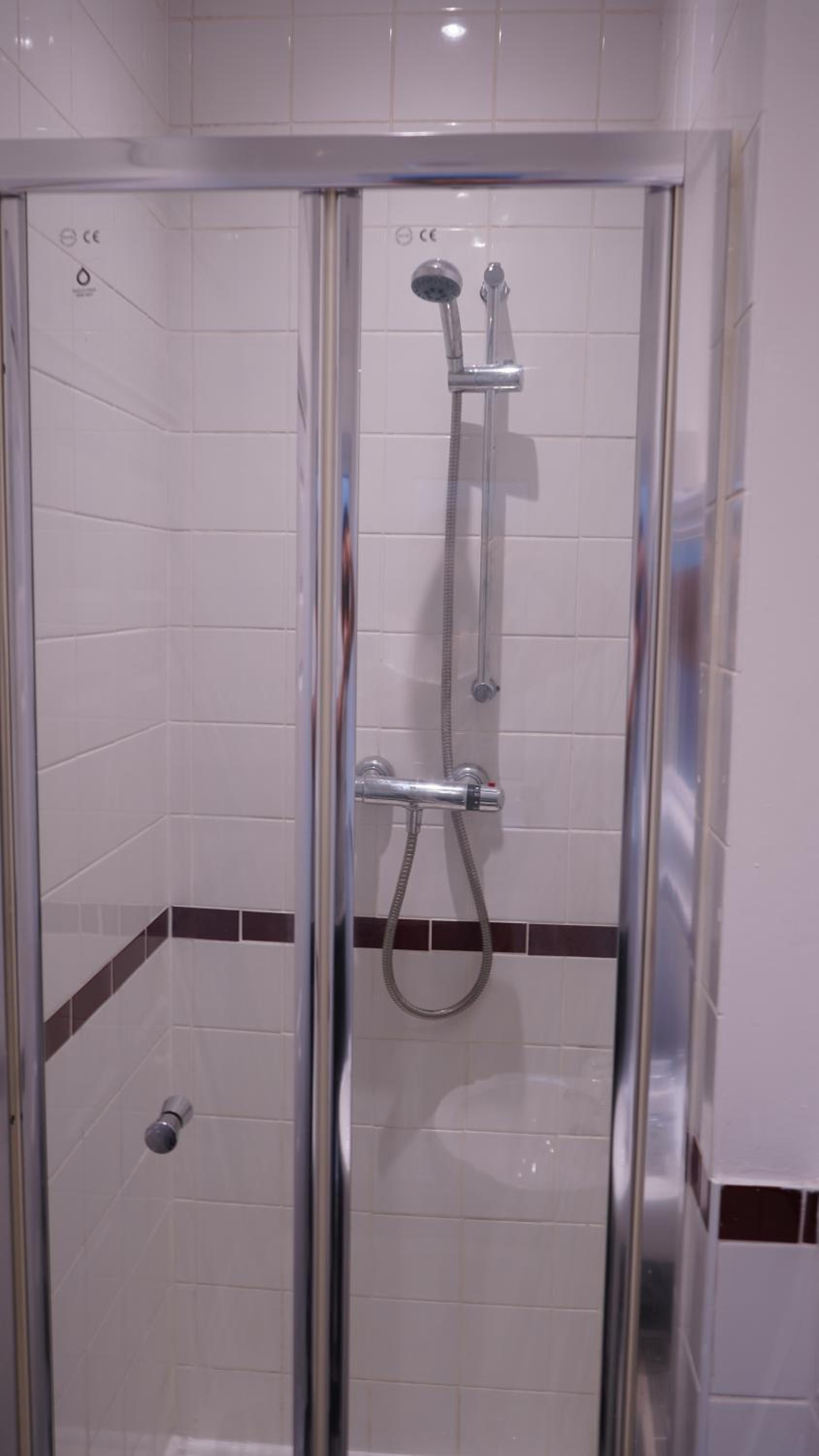 Single Room with Private Bathroom photo 3