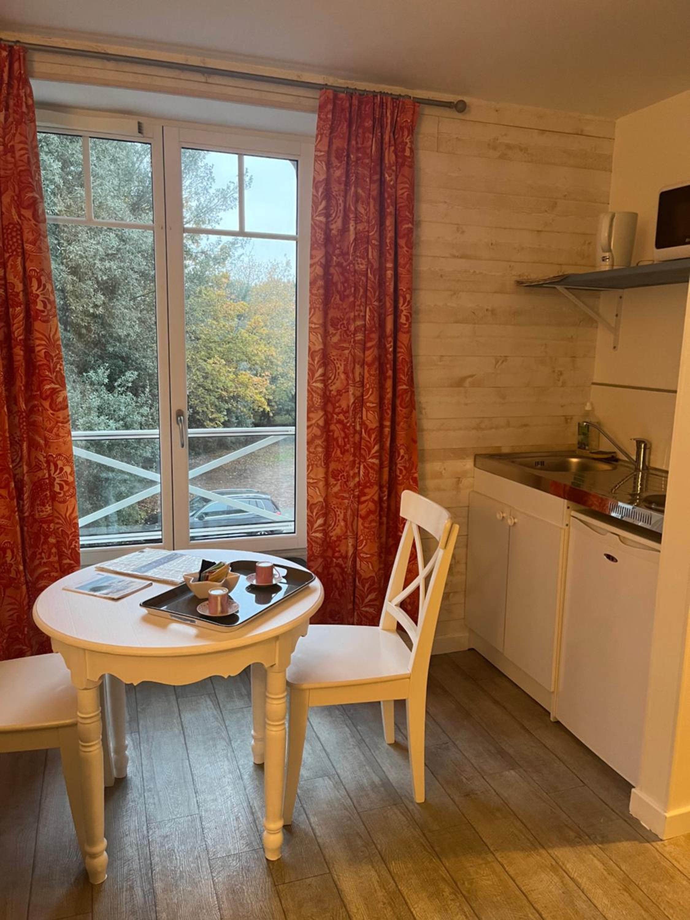 Junior Suite with Courtyard View photo 3
