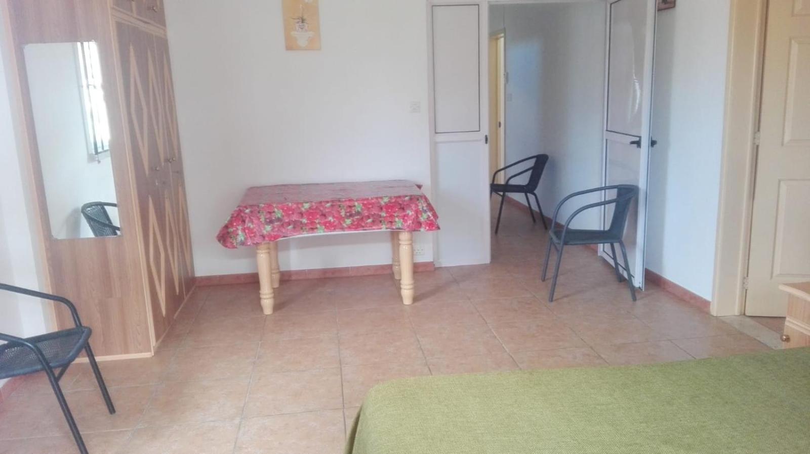 One-Bedroom Apartment - Photo 1
