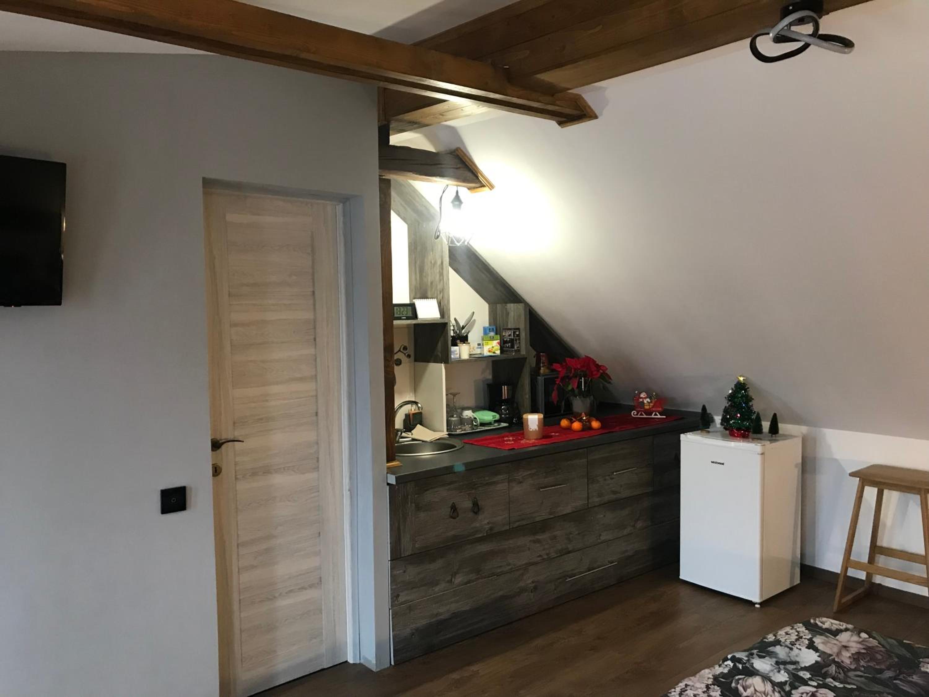 One-Bedroom Apartment - Photo 3