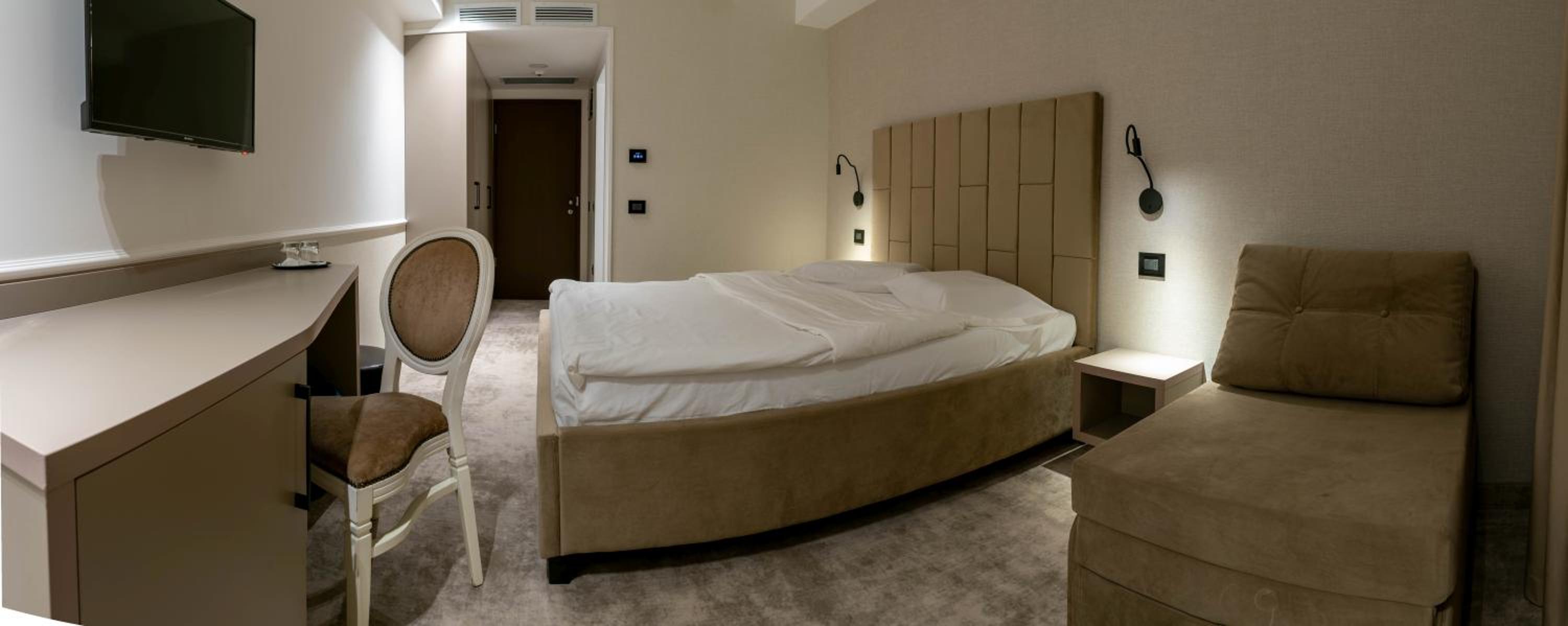 Standard Double Room - Photo 21