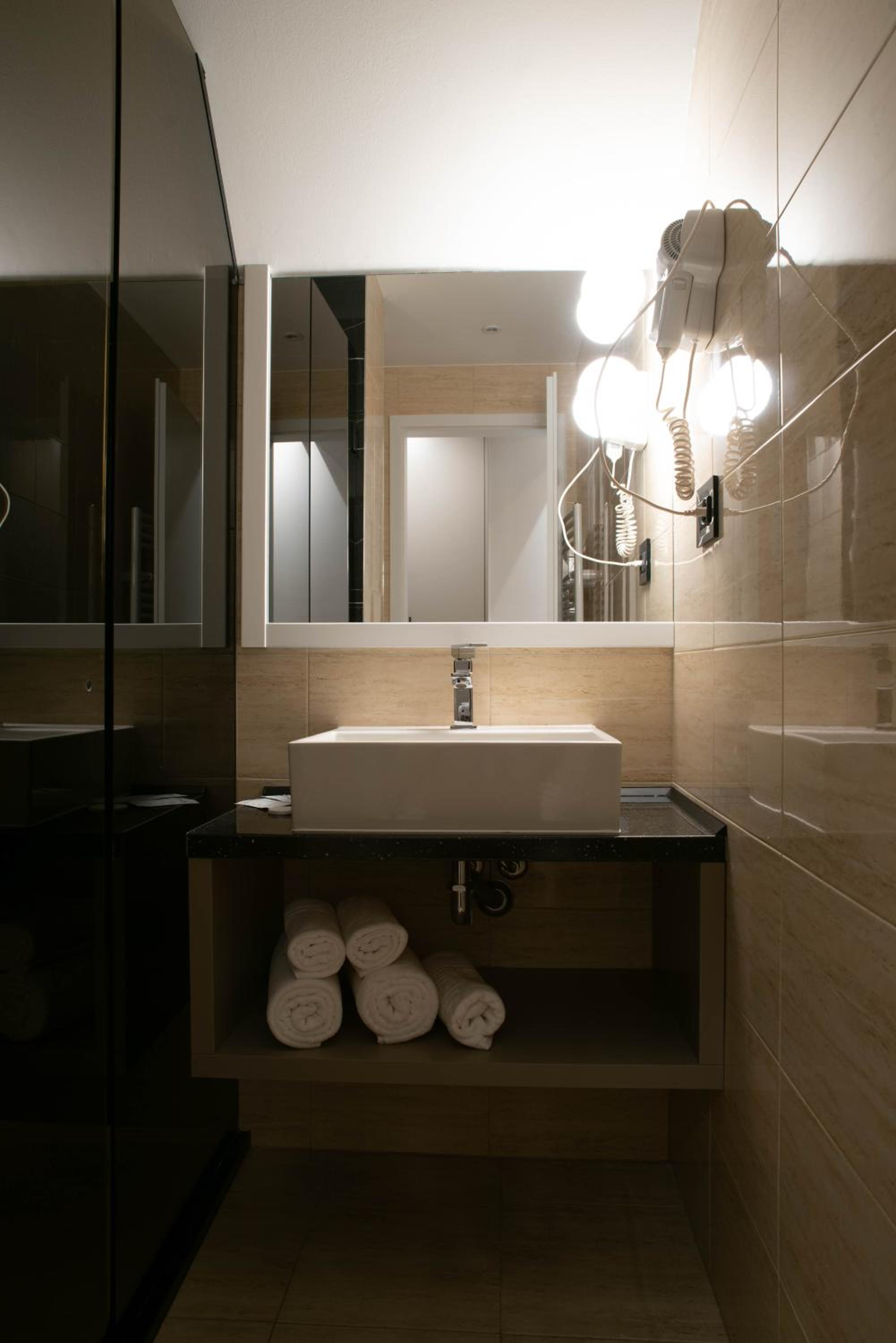 Superior Double or Twin Room - Photo 34