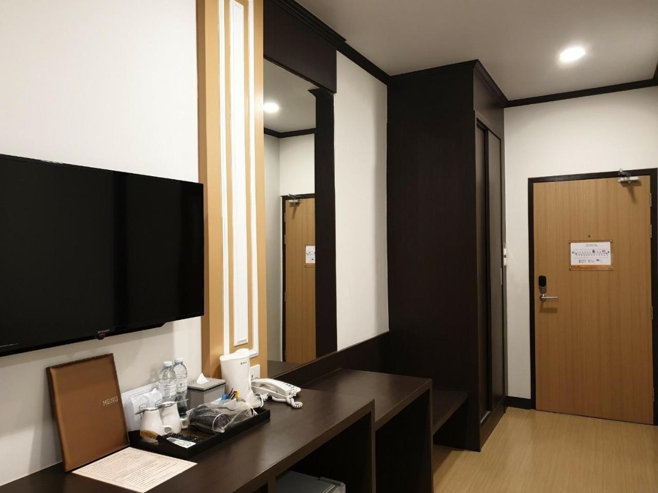 Double Room with Pool View - Photo 2