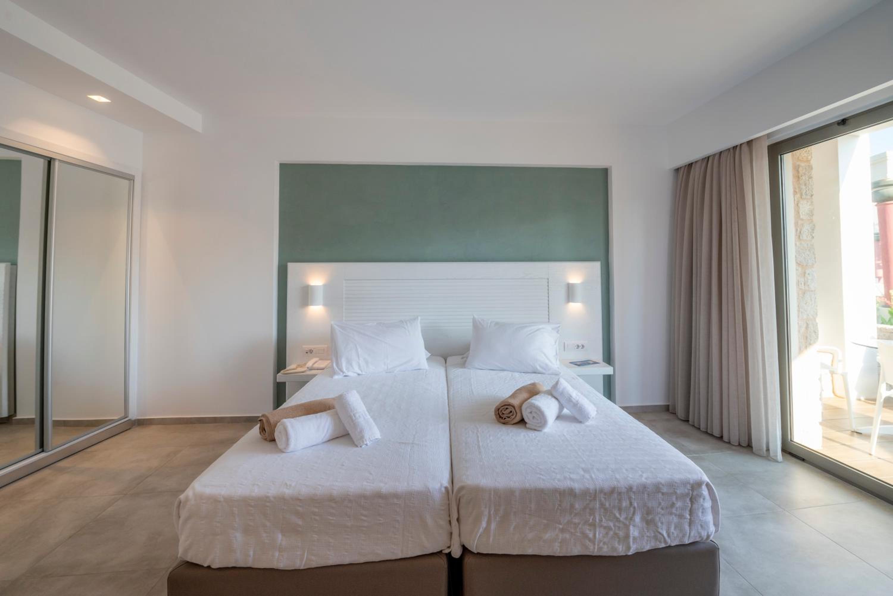 Deluxe Room with Garden View and Veranda - Photo 1