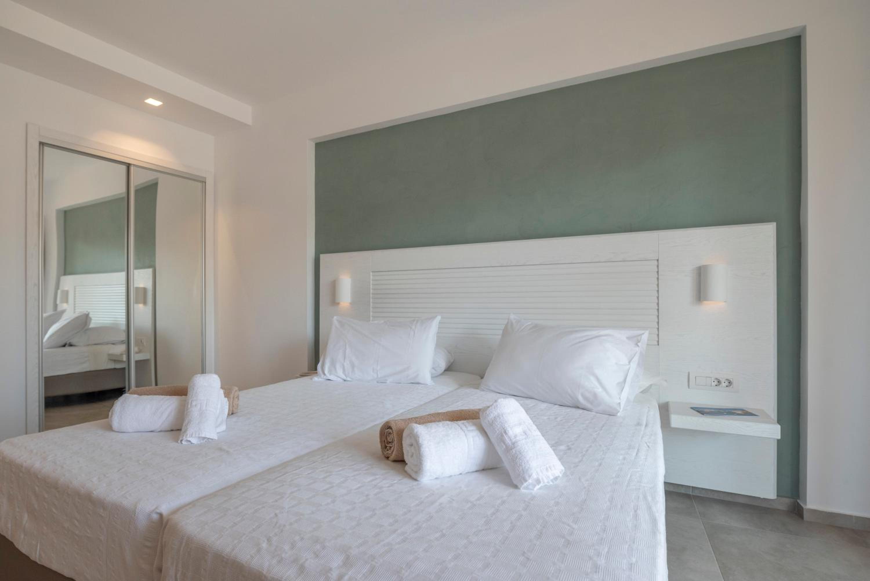 Deluxe Room with Garden View and Veranda - Photo 3