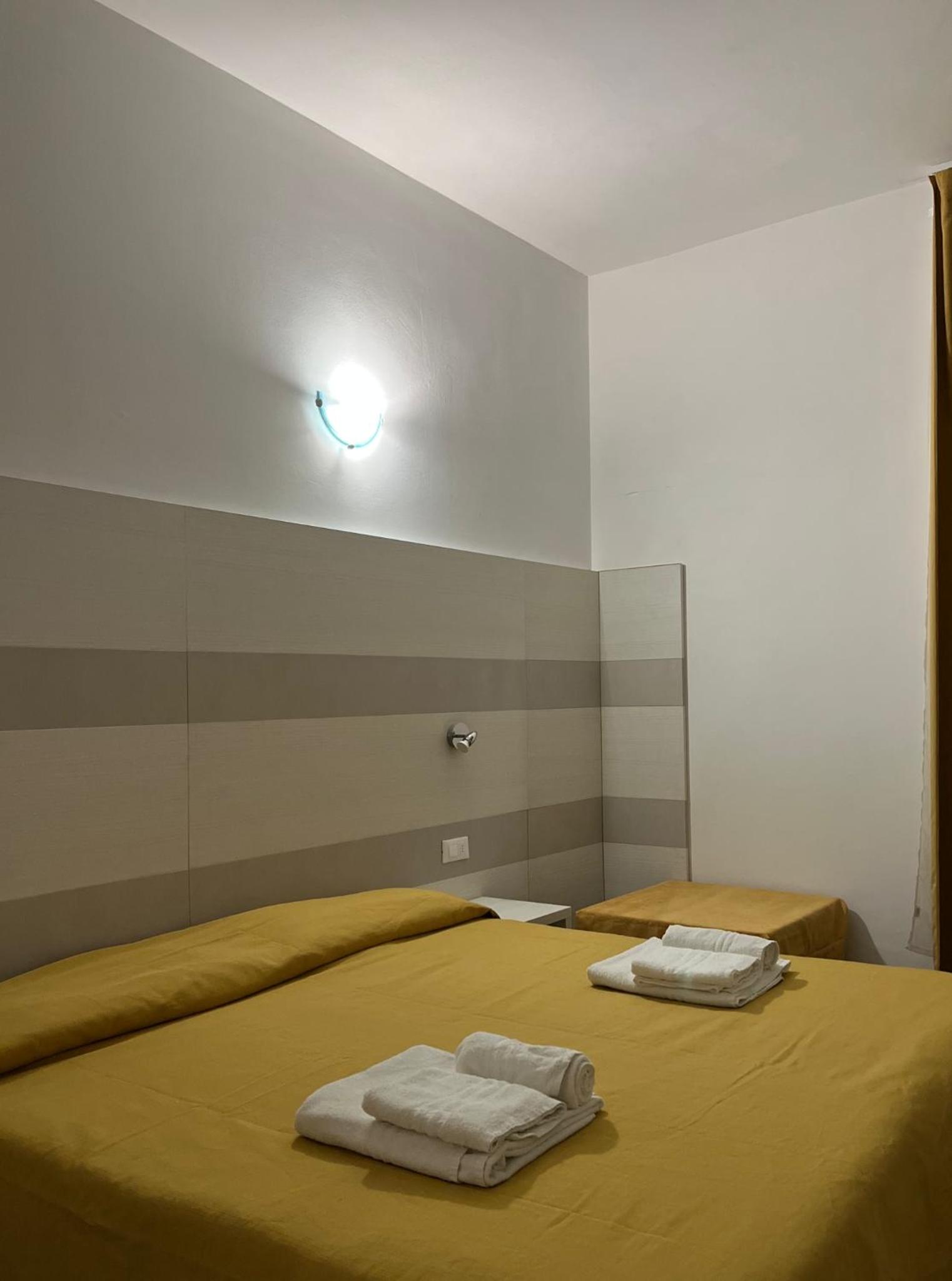 Double Room with Private Bathroom - Photo 2