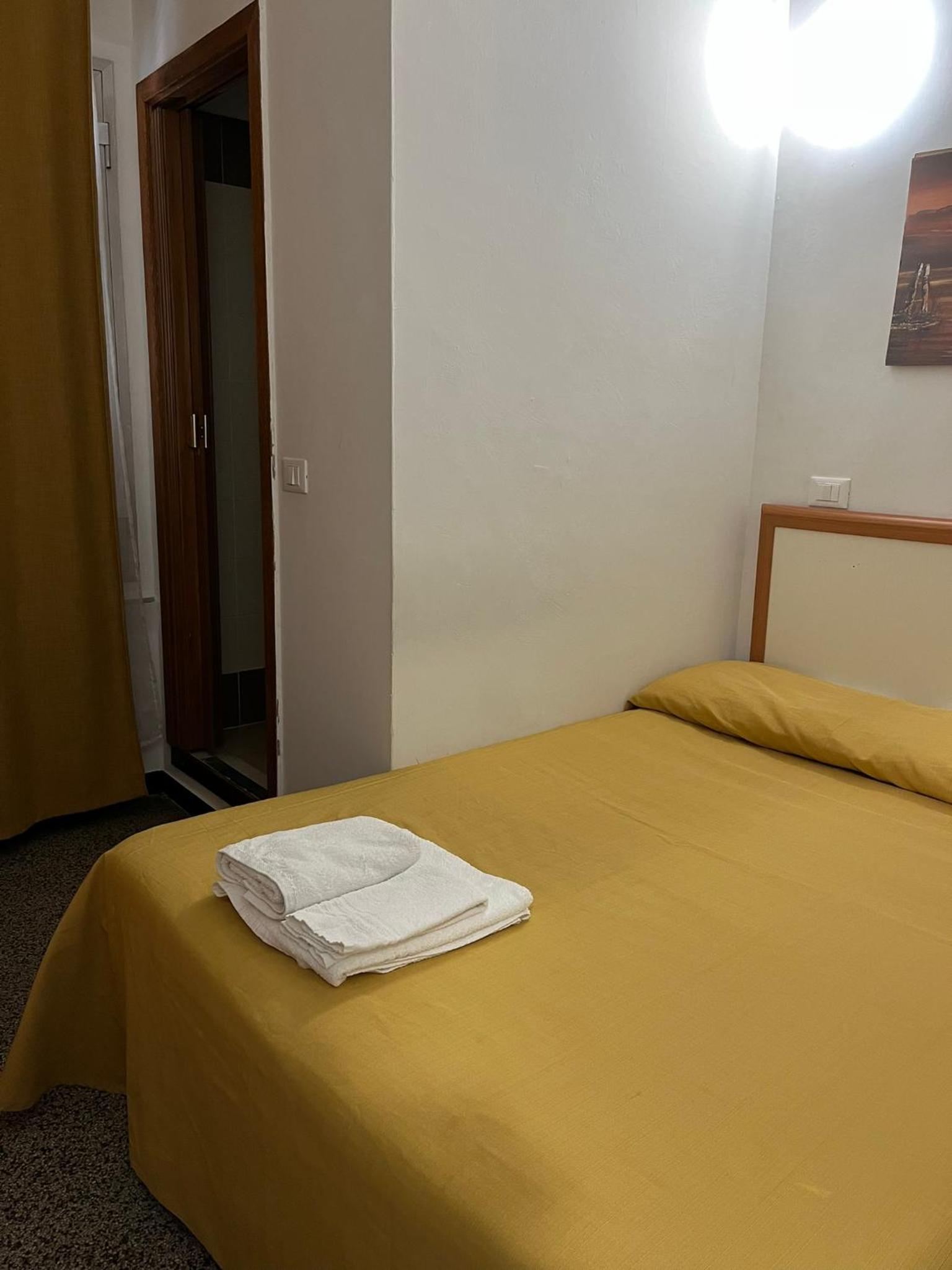 Single Room with Bathroom photo 1