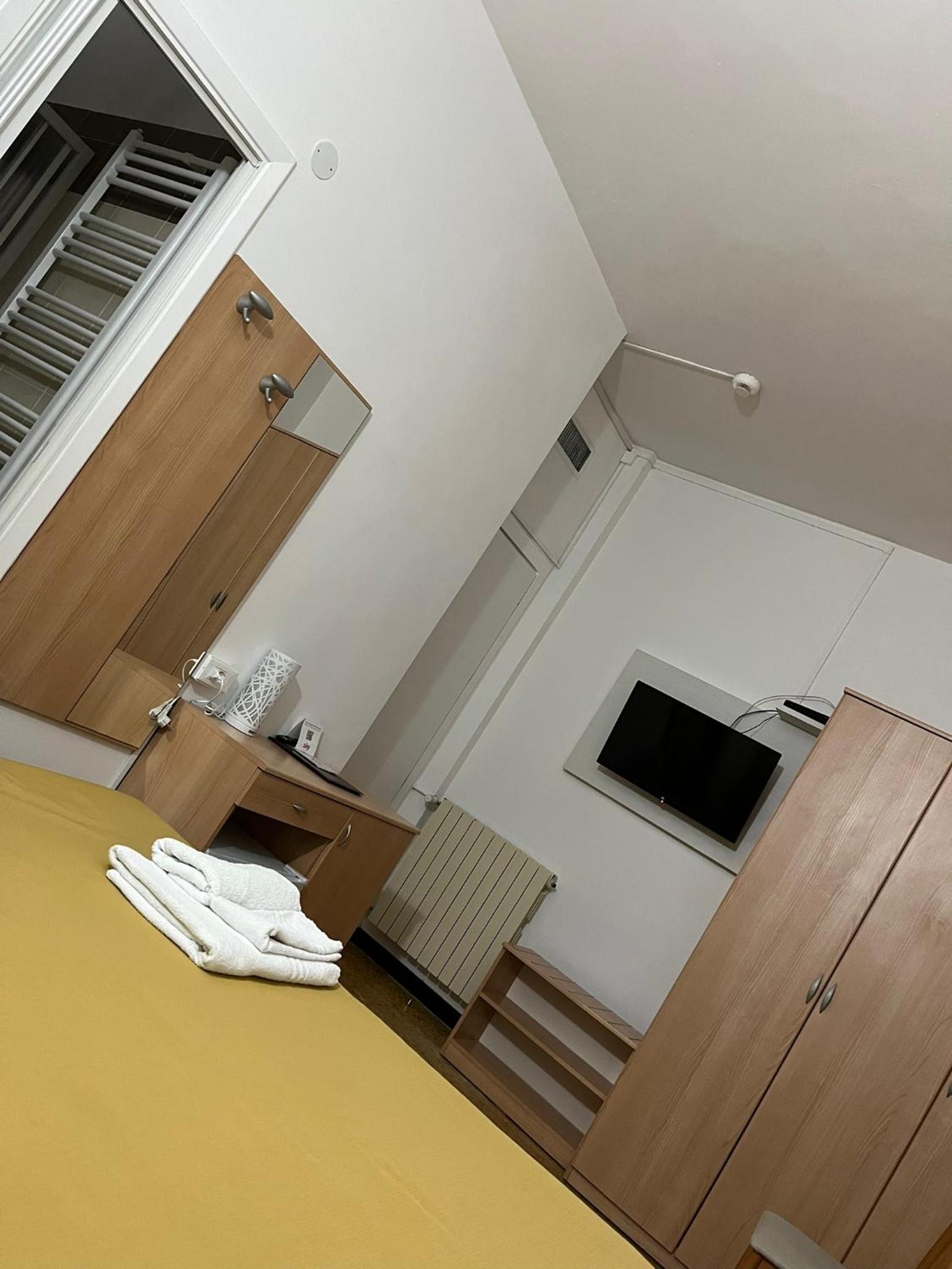Double Room with Private Bathroom - Photo 5