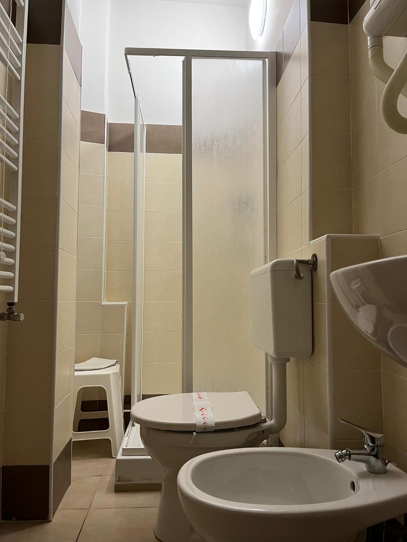 Single Room with Bathroom photo 2