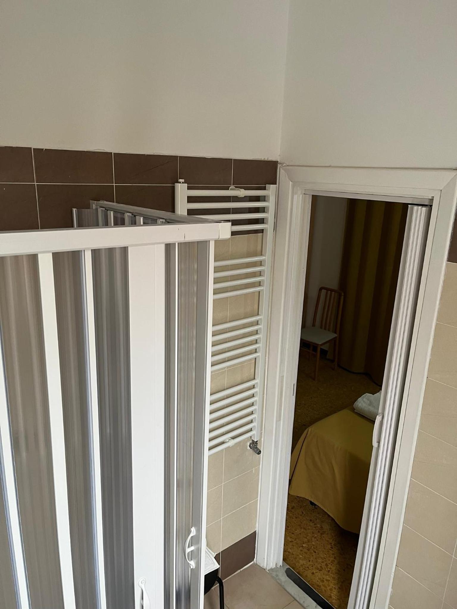 Double Room with Private Bathroom - Photo 4