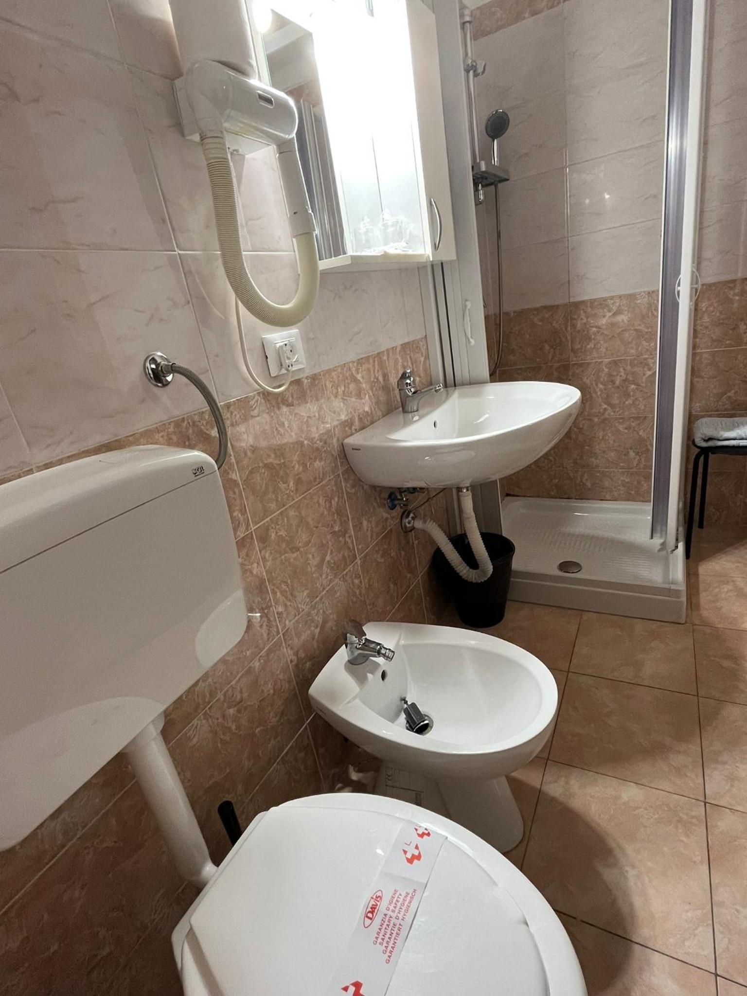 Double Room with Private Bathroom - Photo 6