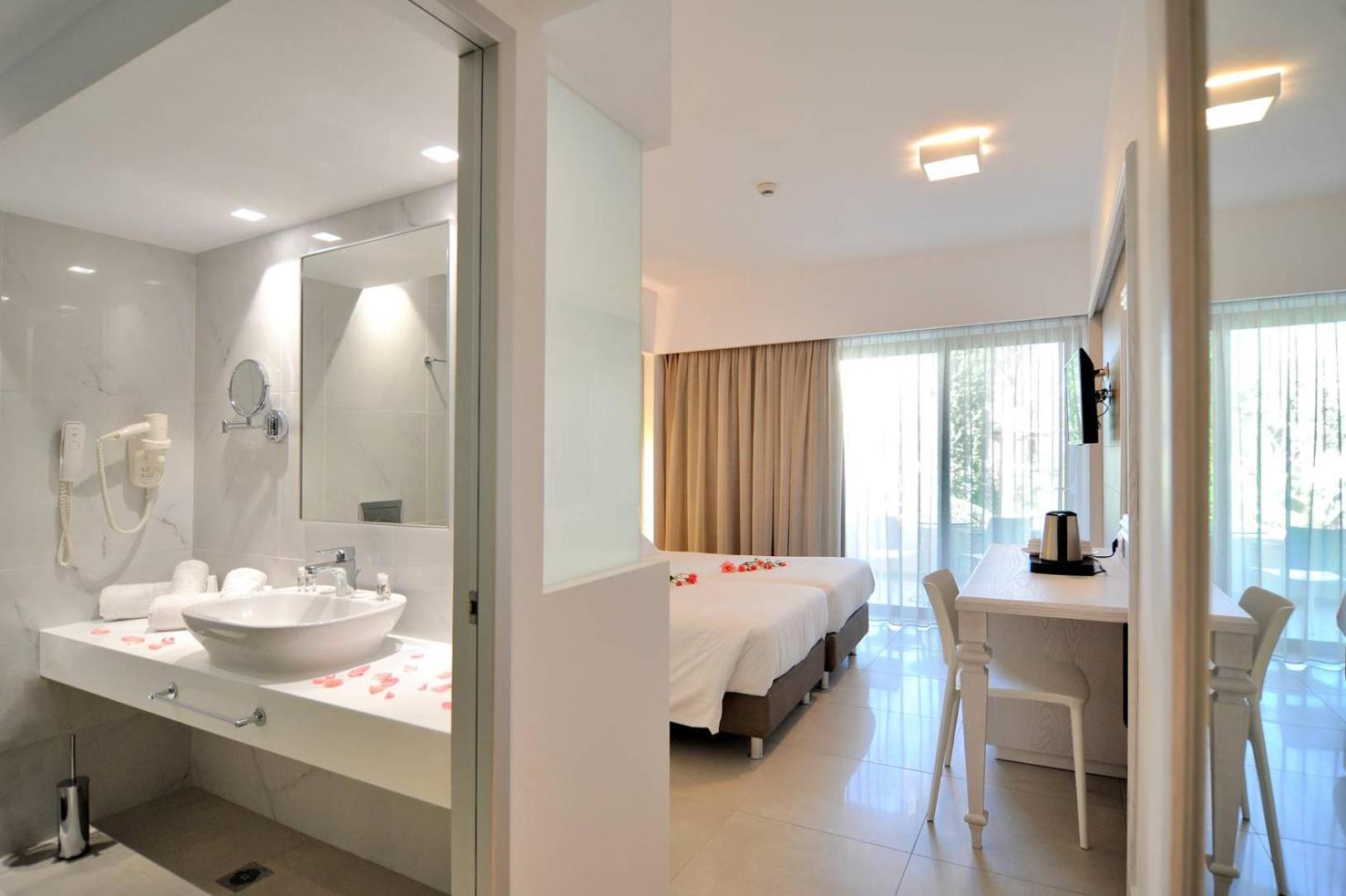 Deluxe Double Room with Garden View - Photo 1