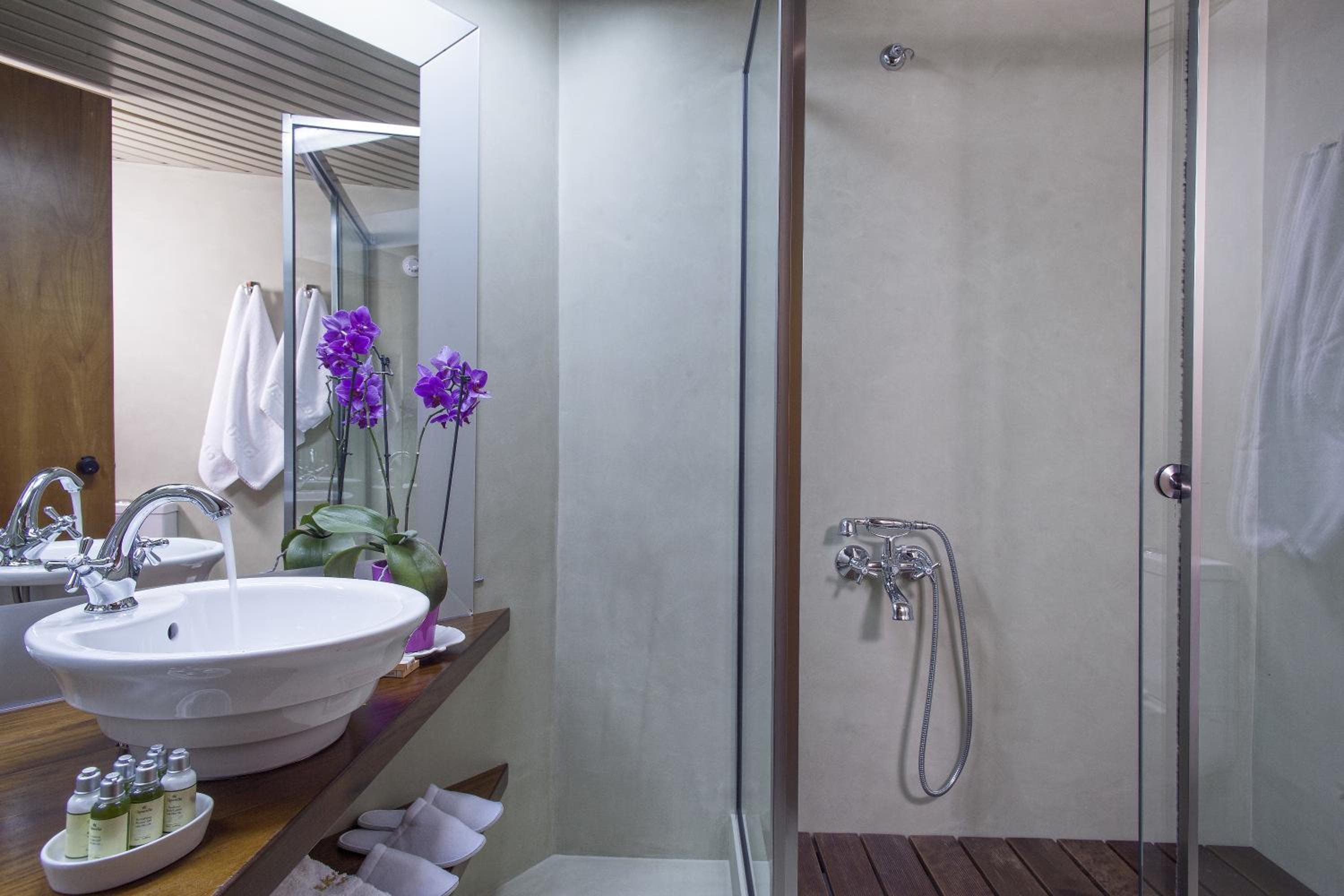 Superior Room with Balcony - Photo 4