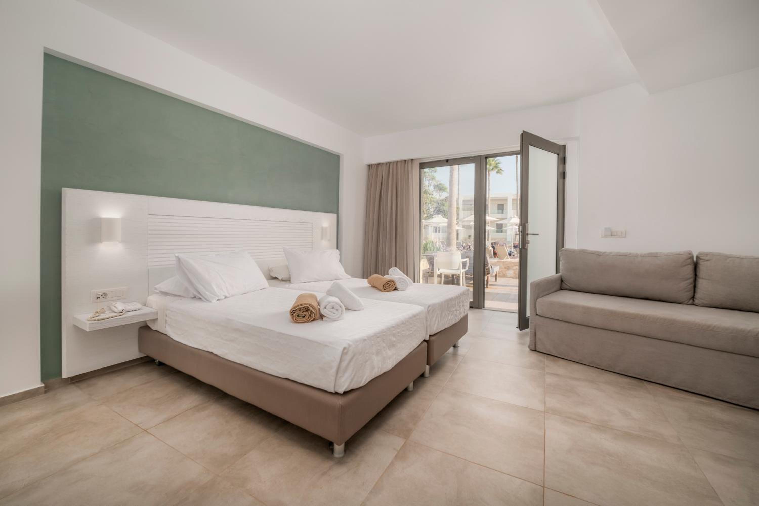 Deluxe Veranda Room with Pool View - Photo 1
