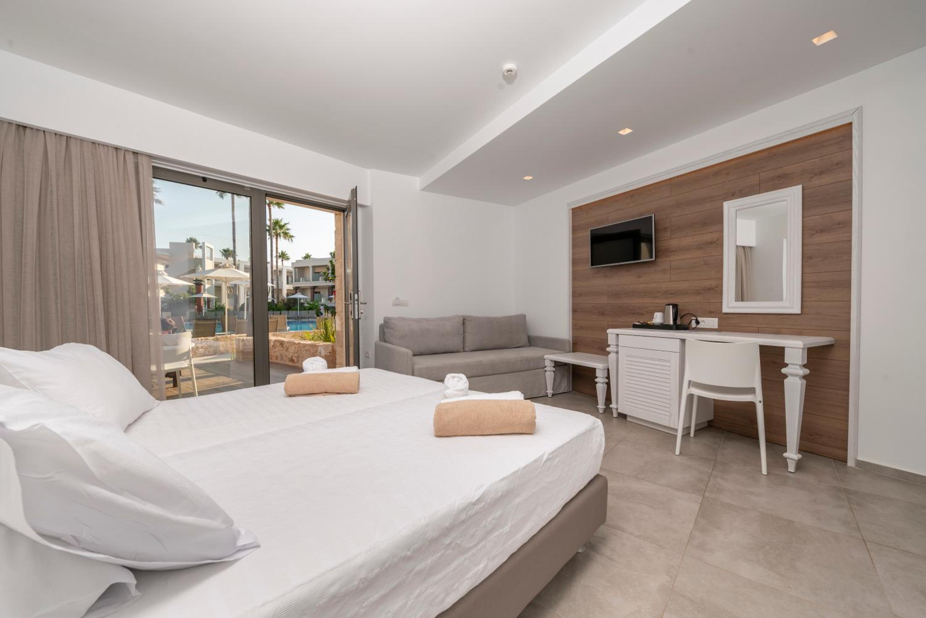 Deluxe Veranda Room with Pool View - Photo 2