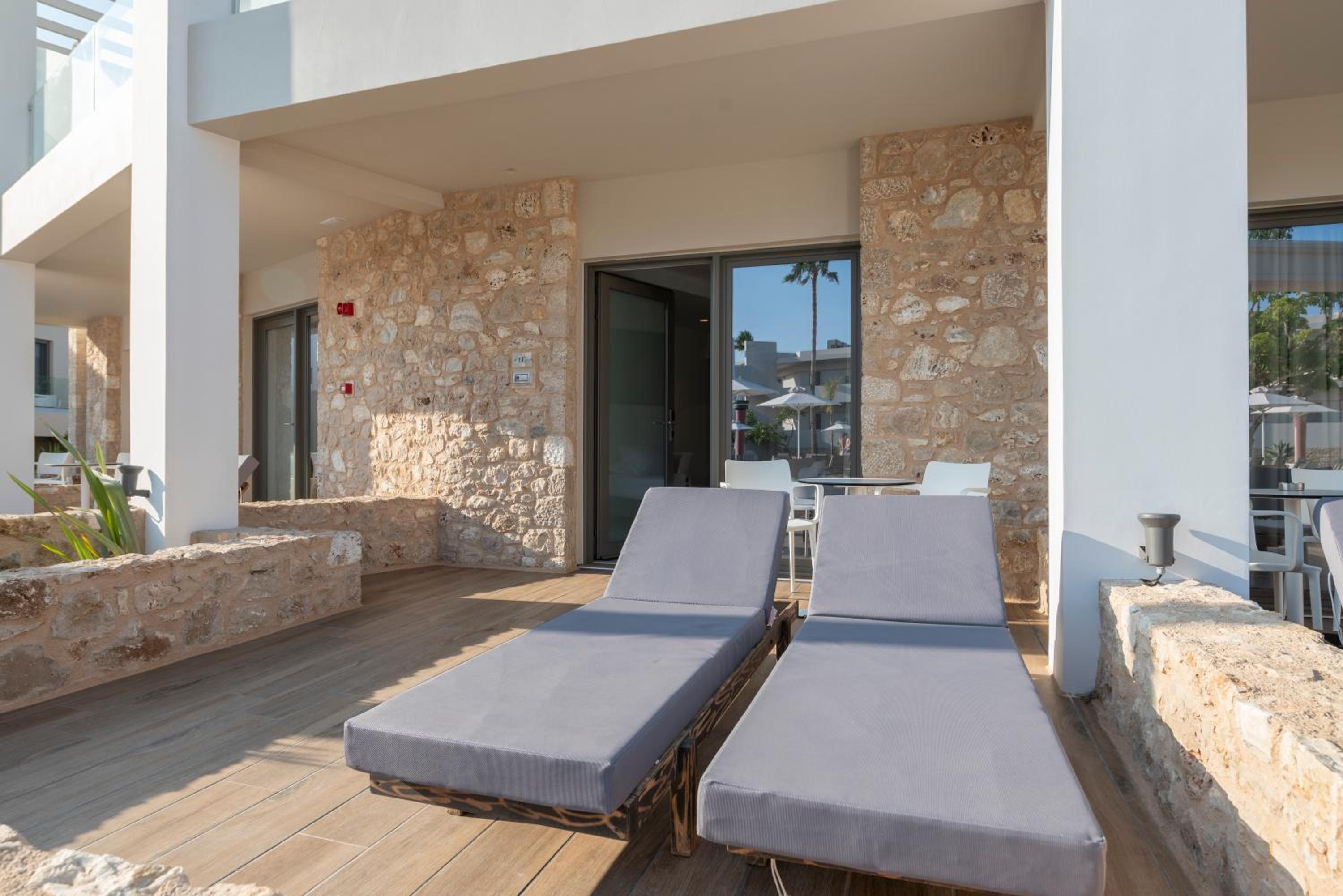 Deluxe Room with Garden View and Veranda - Photo 5